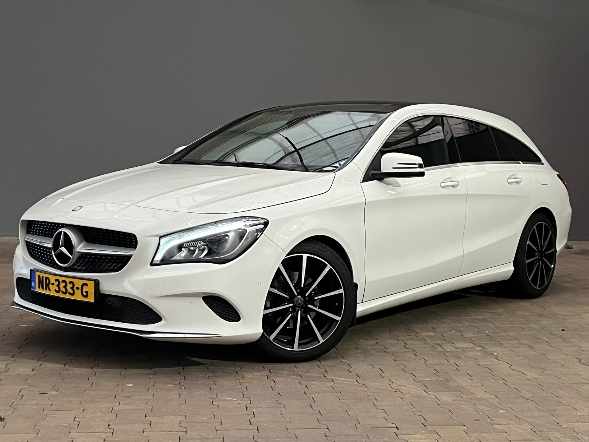 Mercedes-Benz CLA-Klasse Shooting Brake 180 Automaat | Panorama Dak | Parkeersensoren | 18" Lichtmetaal | Bluetooth | Leder/Stof