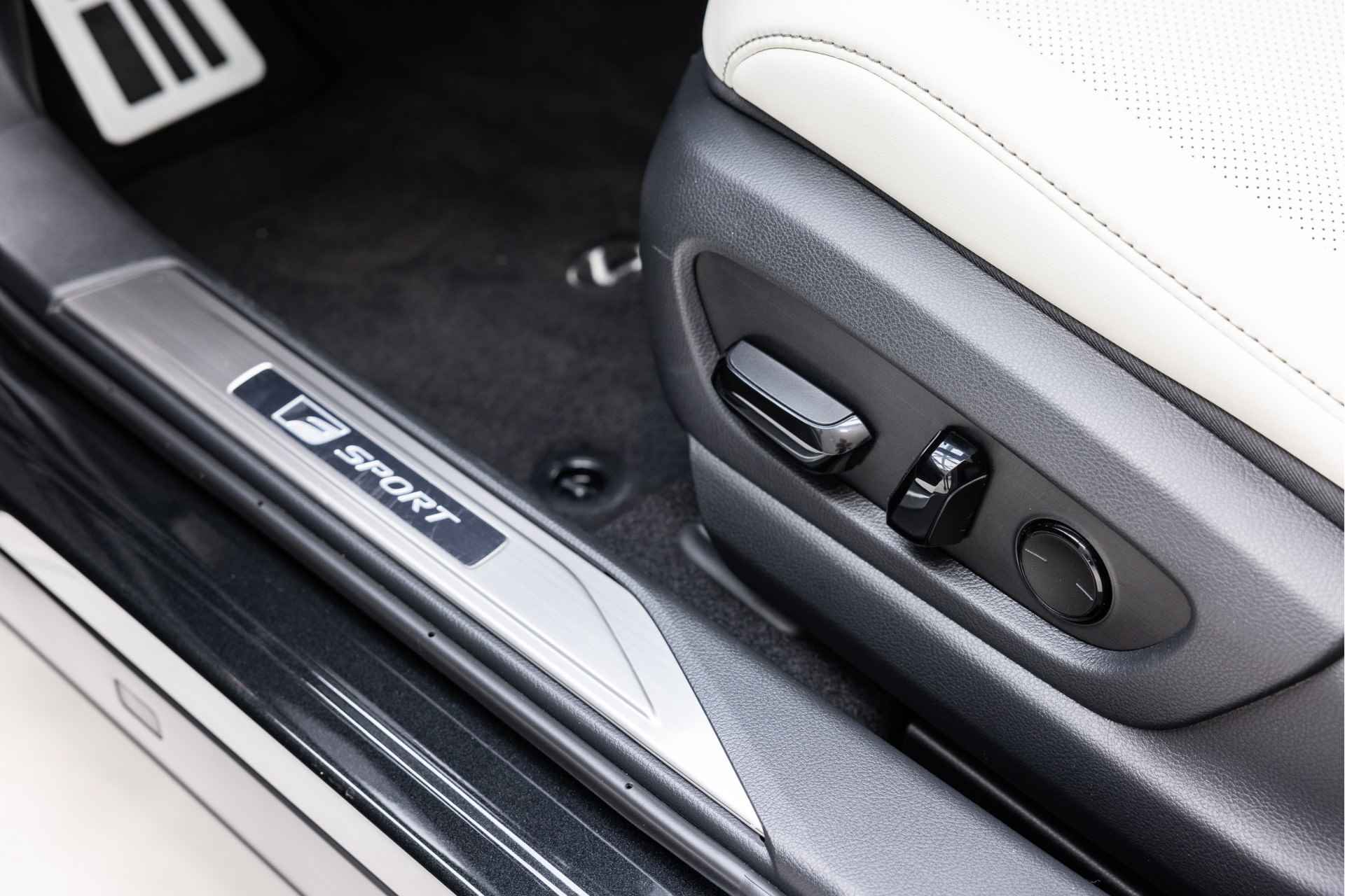 Lexus UX 250h F Sport Line  | Full-Option | Schuif-kanteldak | Mark Levinson | - 33/51