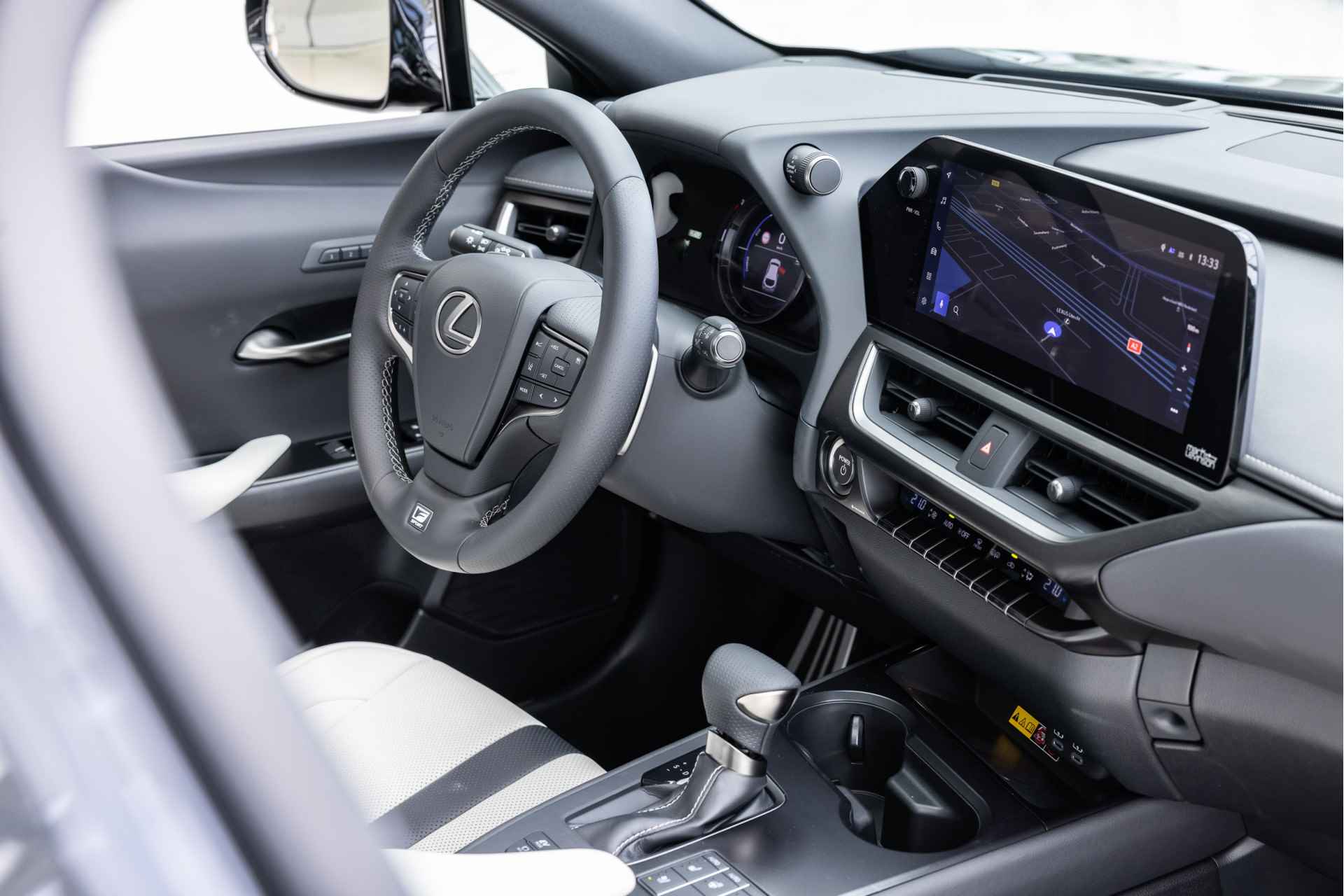 Lexus UX 250h F Sport Line  | Full-Option | Schuif-kanteldak | Mark Levinson | - 28/51