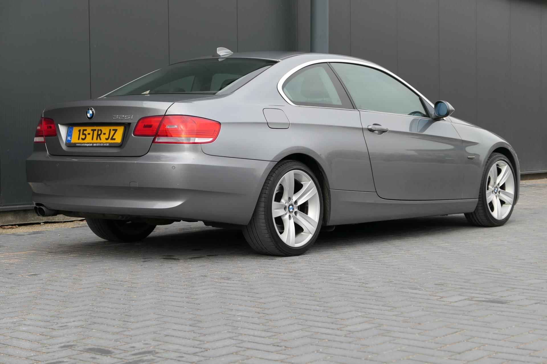 BMW 3-serie Coupé 325i High Executive NAP Navi Automaat Leder Sportstoelen Youngtimer - 2/27