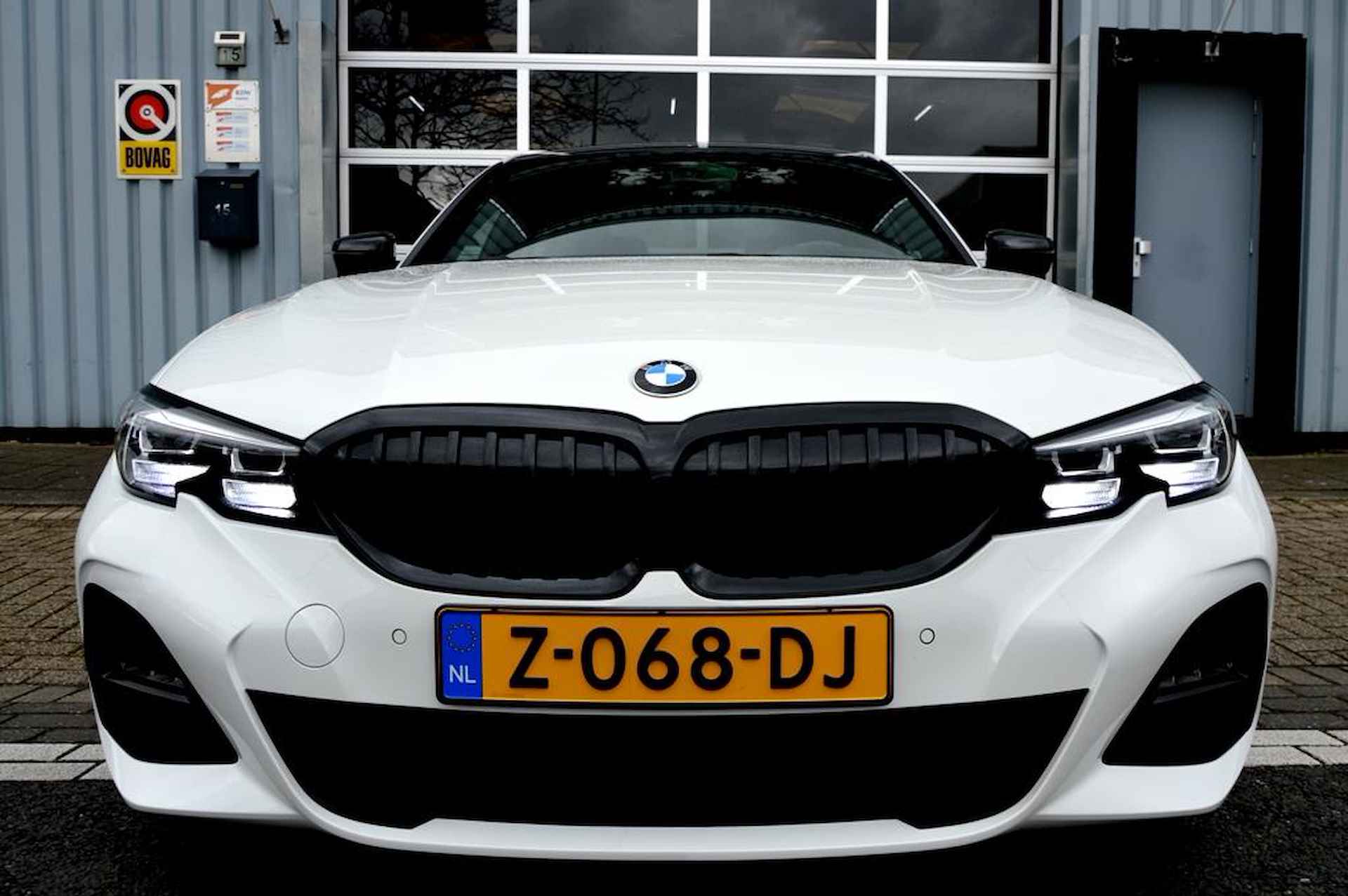 BMW 3-serie 330e M Sport White-Black LM18/PDC/LEER/NAVI/PANO - 3/66