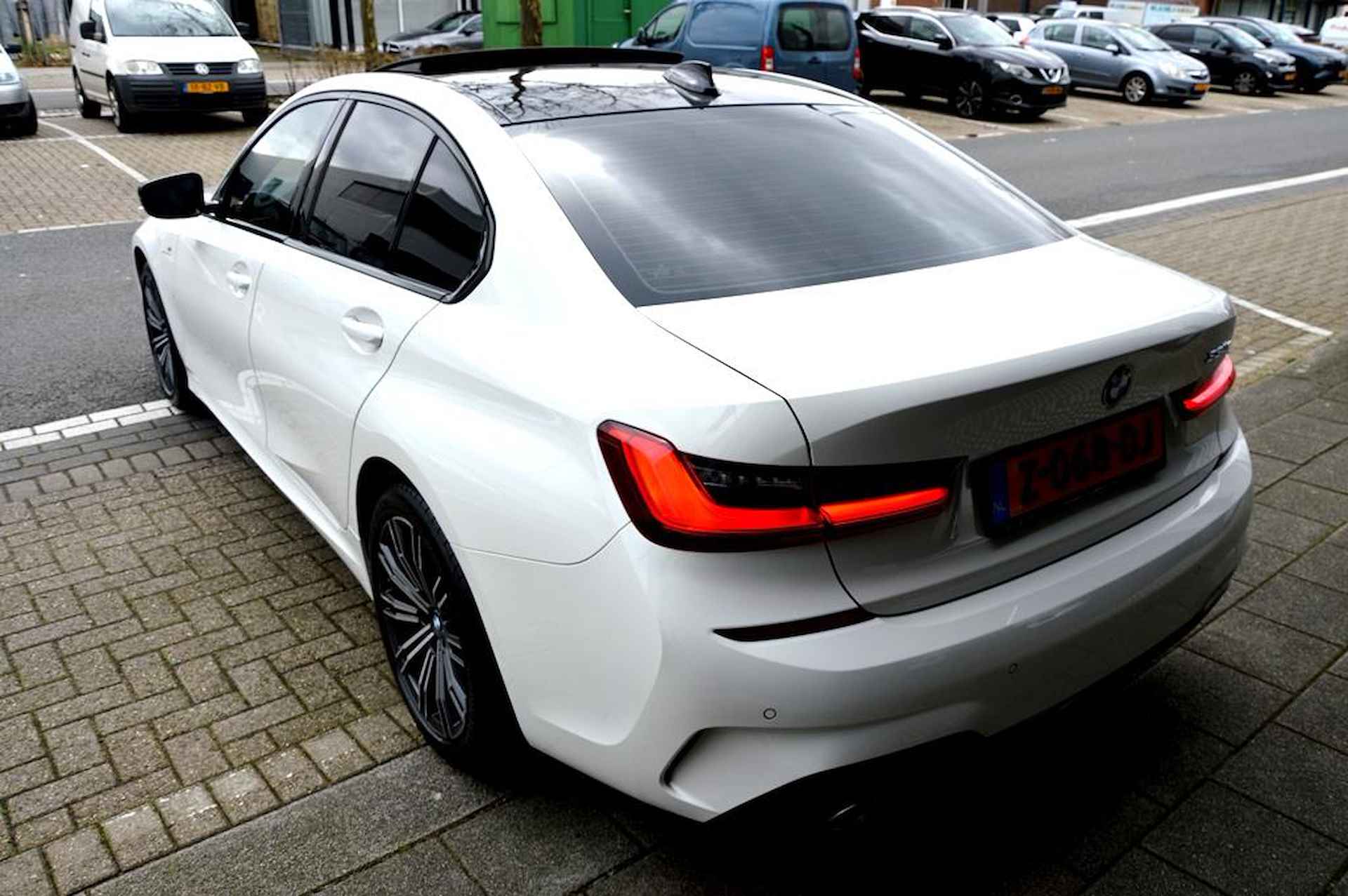 BMW 3-serie 330e M Sport White-Black LM18/PDC/LEER/NAVI/PANO - 17/66