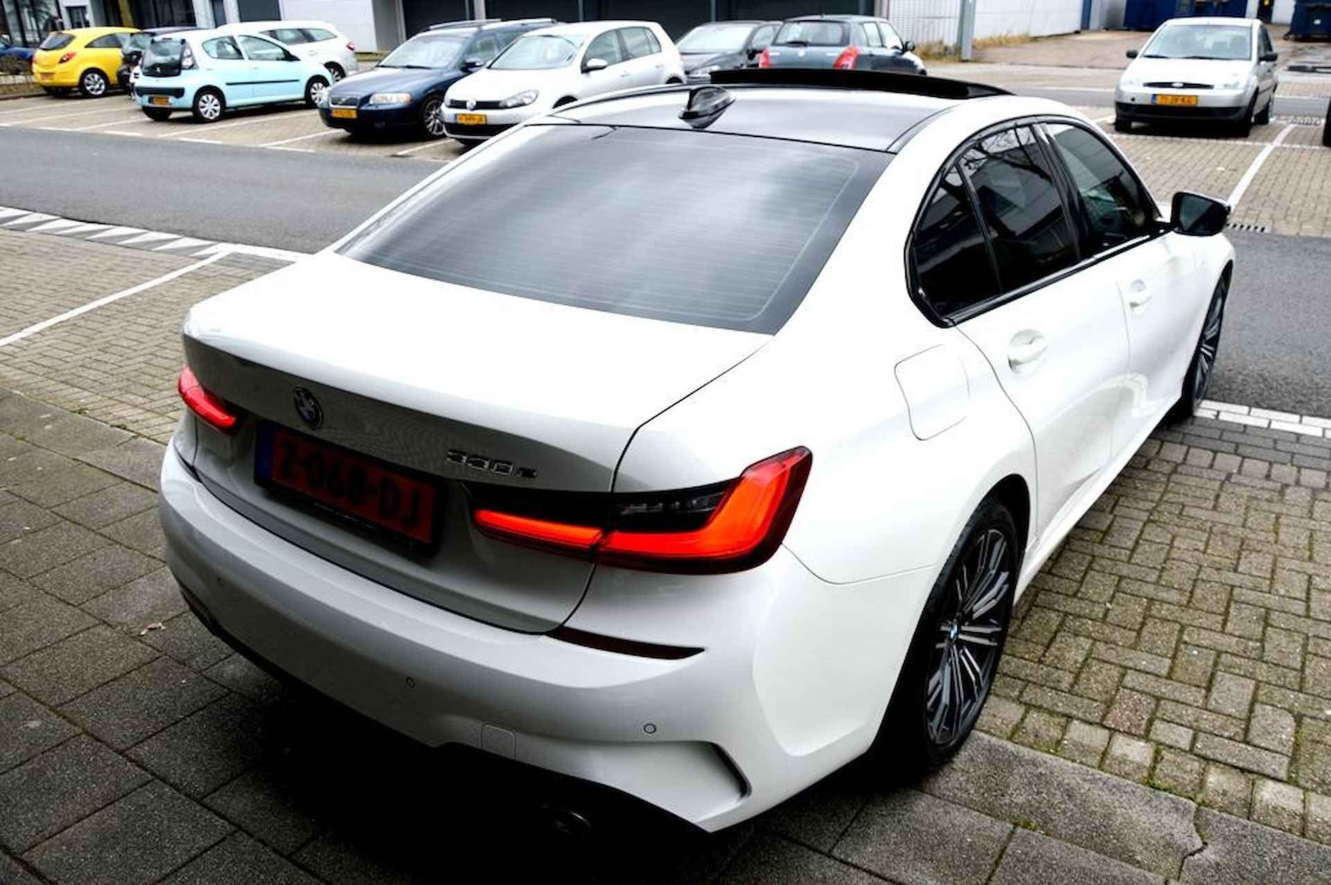 BMW 3-serie 330e M Sport White-Black LM18/PDC/LEER/NAVI/PANO - 19/66