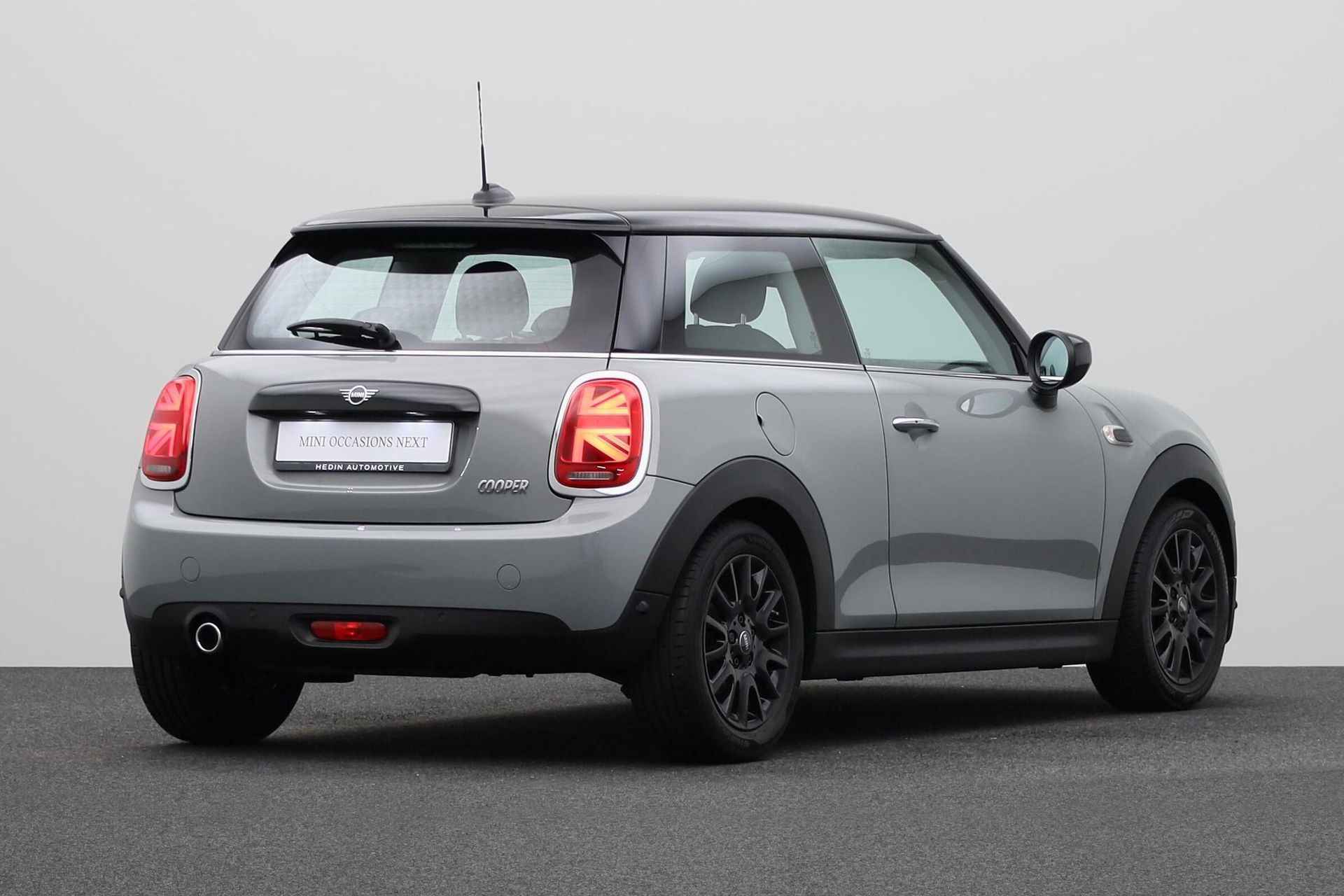 MINI 3-deurs 1.5 Cooper | 16" LM Victory Spoke zwart |  MINI Navigatiesysteem |  Park Assistant | Park Distance Control voor/achter (PDC) | - 2/25