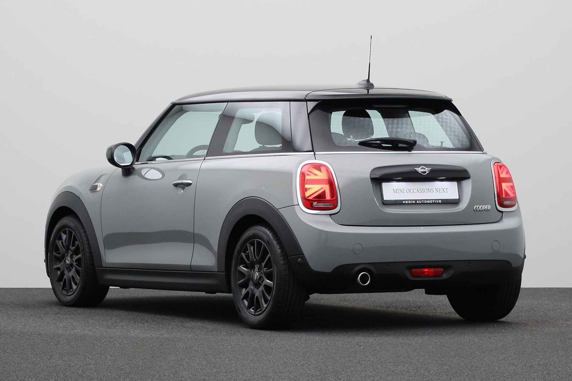 MINI 3-deurs 1.5 Cooper | 16" LM Victory Spoke zwart |  MINI Navigatiesysteem |  Park Assistant | Park Distance Control voor/achter (PDC) | - 13/25