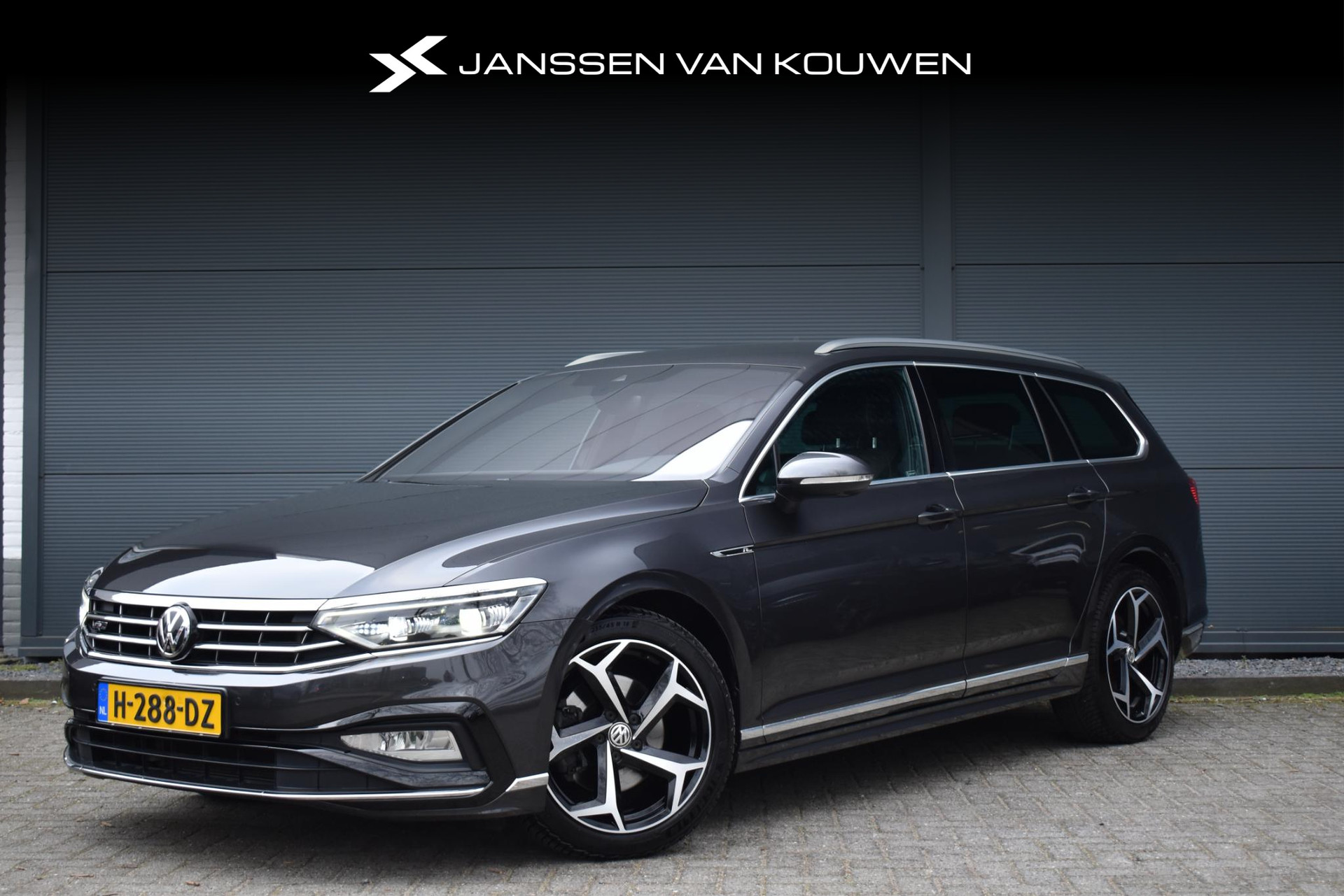 Volkswagen Passat Variant 1.5 TSI Elegance Business R AUT / Trekhaak / Stoelverwarming / LED / Camera