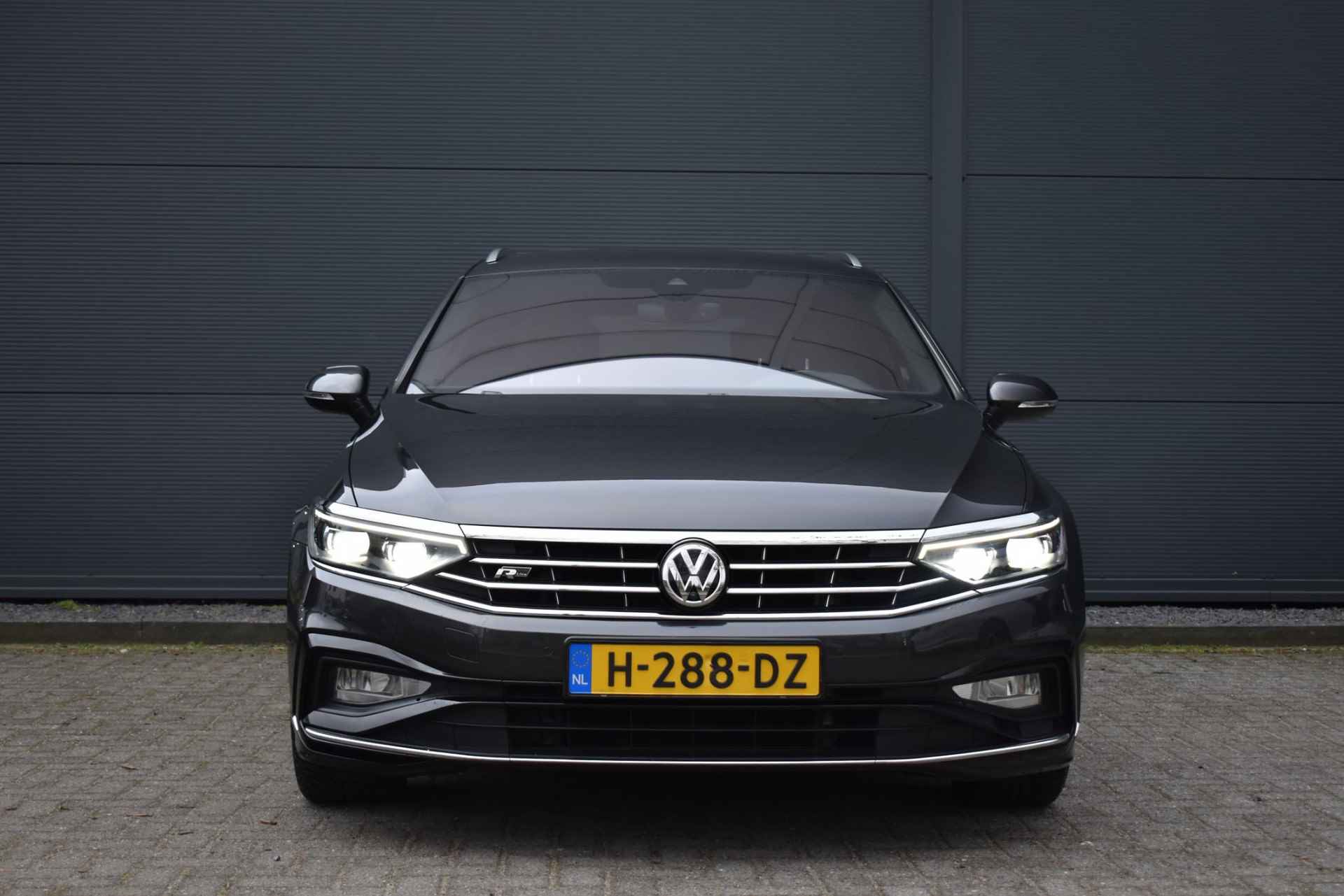 Volkswagen Passat Variant 1.5 TSI Elegance Business R AUT / Trekhaak / Stoelverwarming / LED / Camera - 2/40