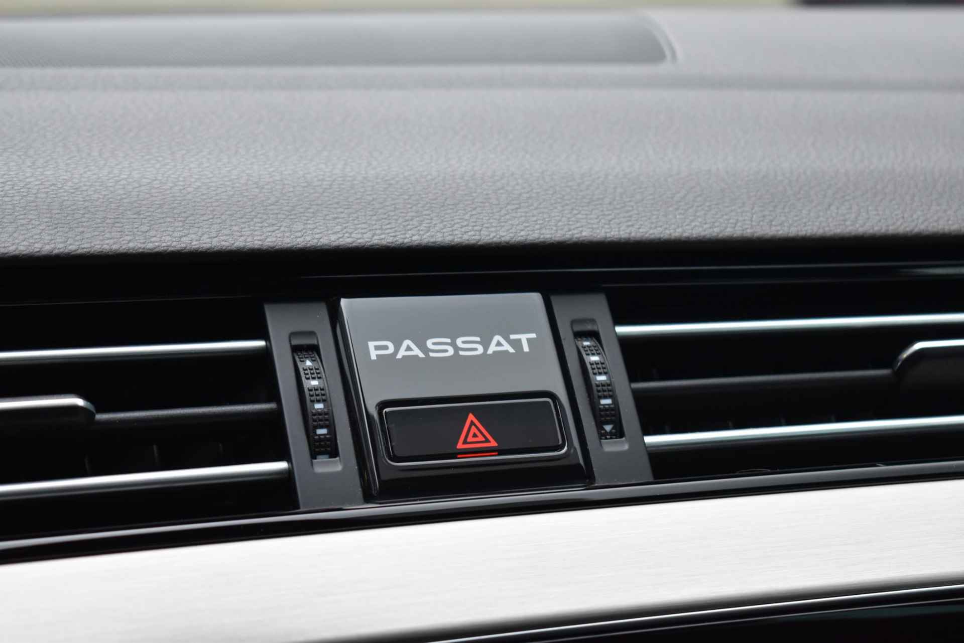 Volkswagen Passat Variant 1.5 TSI Elegance Business R AUT / Trekhaak / Stoelverwarming / LED / Camera - 28/40