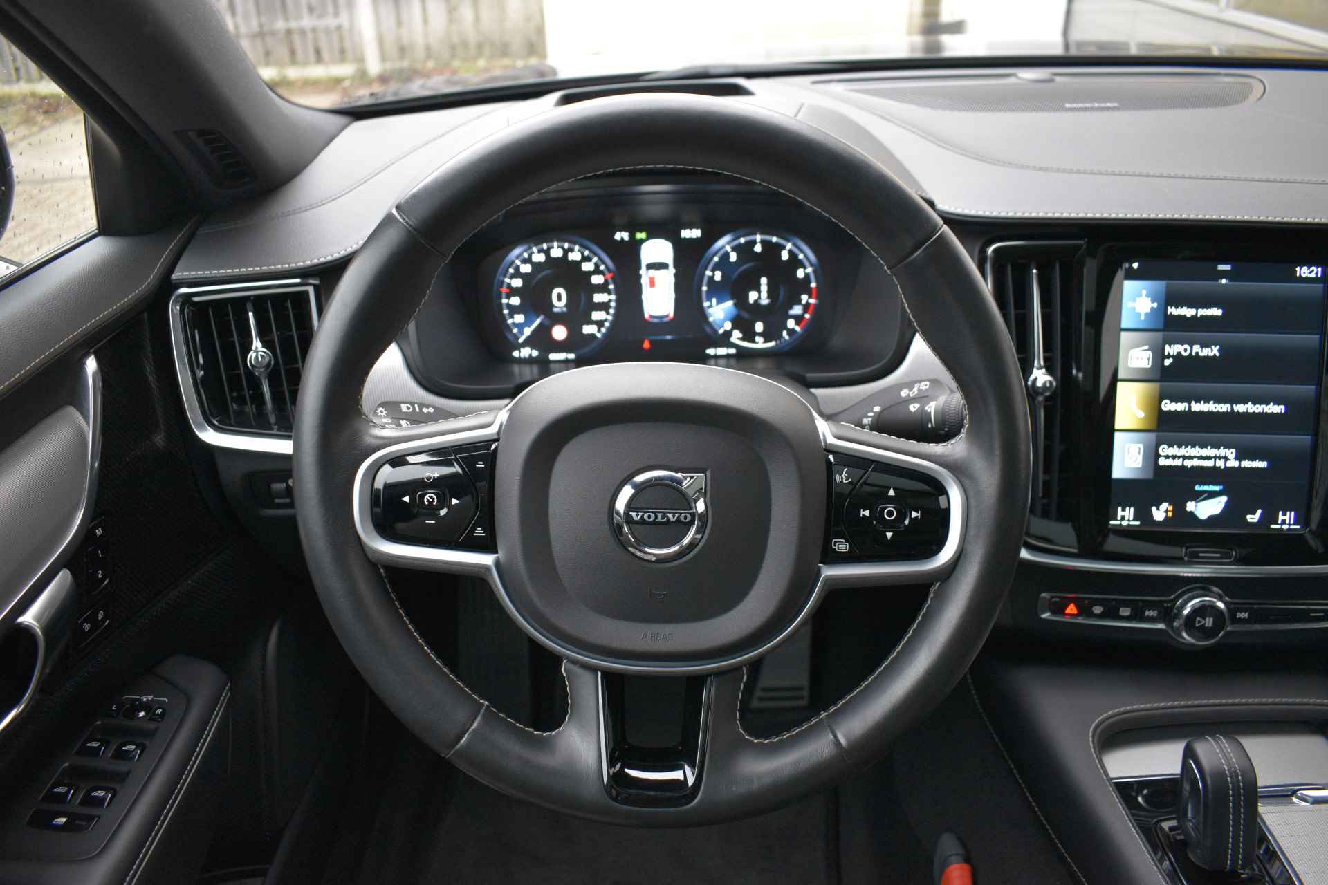 Volvo V90 B4 211PK Automaat Ultimate Dark | Panoramadak | Leder | ACC | Blis | Trekhaak | 360 camera | H&K | HUD | 19"LMV | - 8/41