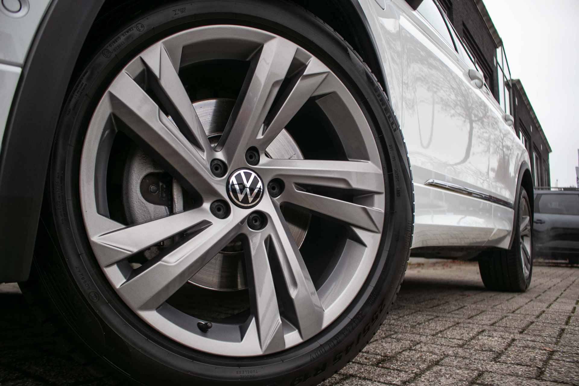 Volkswagen Tiguan 1.4 TSI eHybrid R-Line Business+ - All-in rijklrprs | pano/schuif dak | 360° camera | Leer - 17/50