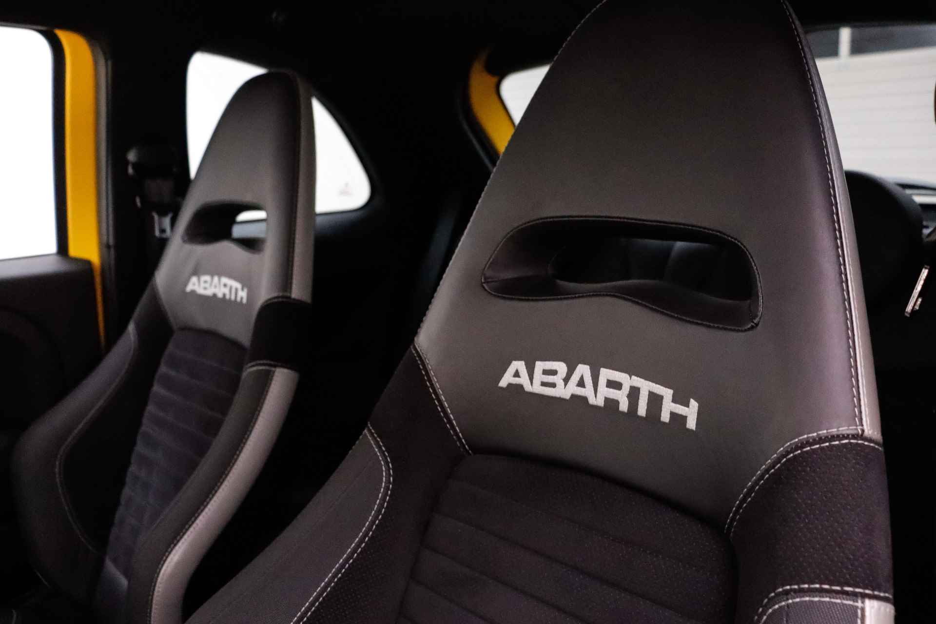 Fiat 500 1.4T 180Pk 595 ABARTH COMPETIZIONE BEATS AUDIO/XENON/SABELT STOELEN/CARPLAY/NAVI/DAB+/LMV 17''/PDC - 25/29