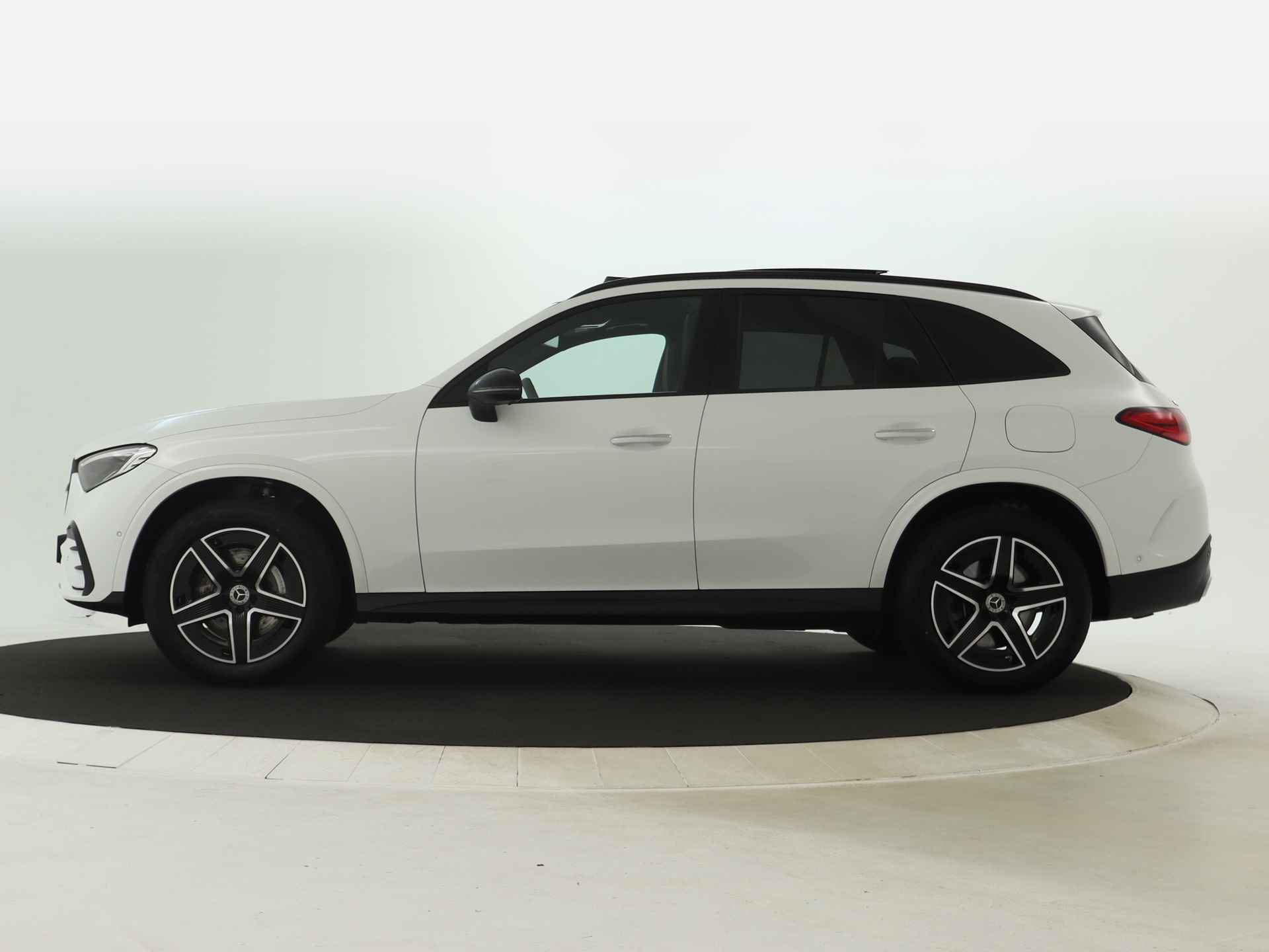 Mercedes-Benz GLC 300 e 4-Matic AMG Nightpakket | Trekhaak | Panoramadak | Keyless Go | Memory | Dode Hoek Ass | Sfeerverlichting | Inclusief 24 maanden MB Certified garantie voor Europa. - 18/51