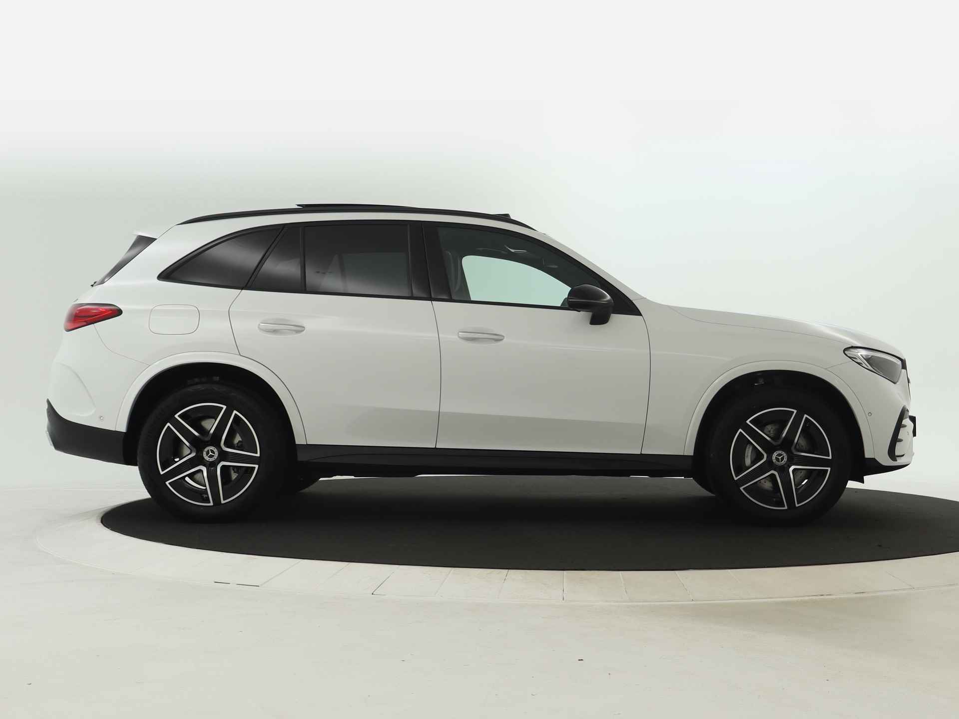 Mercedes-Benz GLC 300 e 4-Matic AMG Nightpakket | Trekhaak | Panoramadak | Keyless Go | Memory | Dode Hoek Ass | Sfeerverlichting | Inclusief 24 maanden MB Certified garantie voor Europa. - 19/51