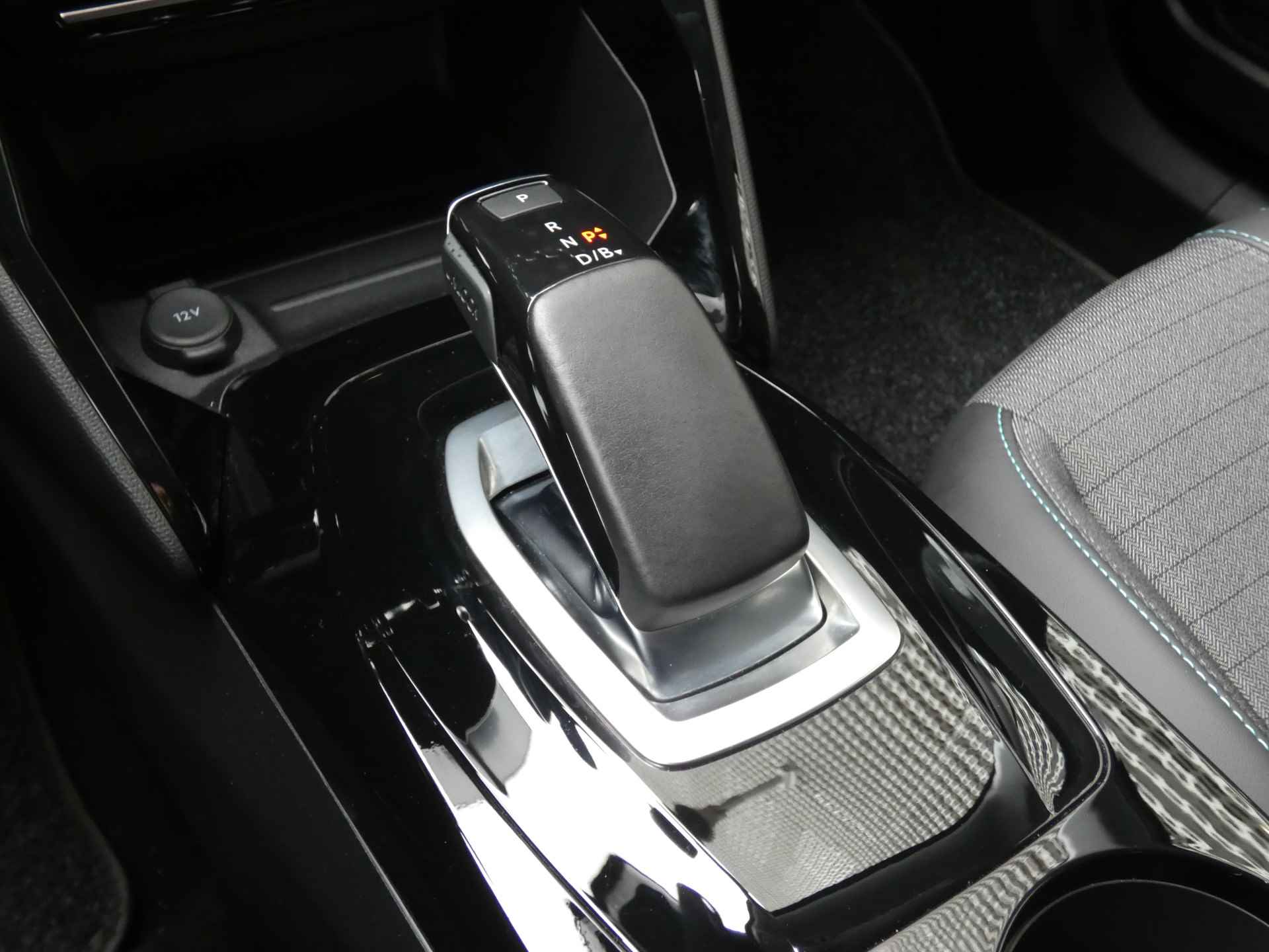 Peugeot e-2008 EV Allure Pack 50 kWh ! Camera | Navigatie | Parkeerhulp ! - 11/37