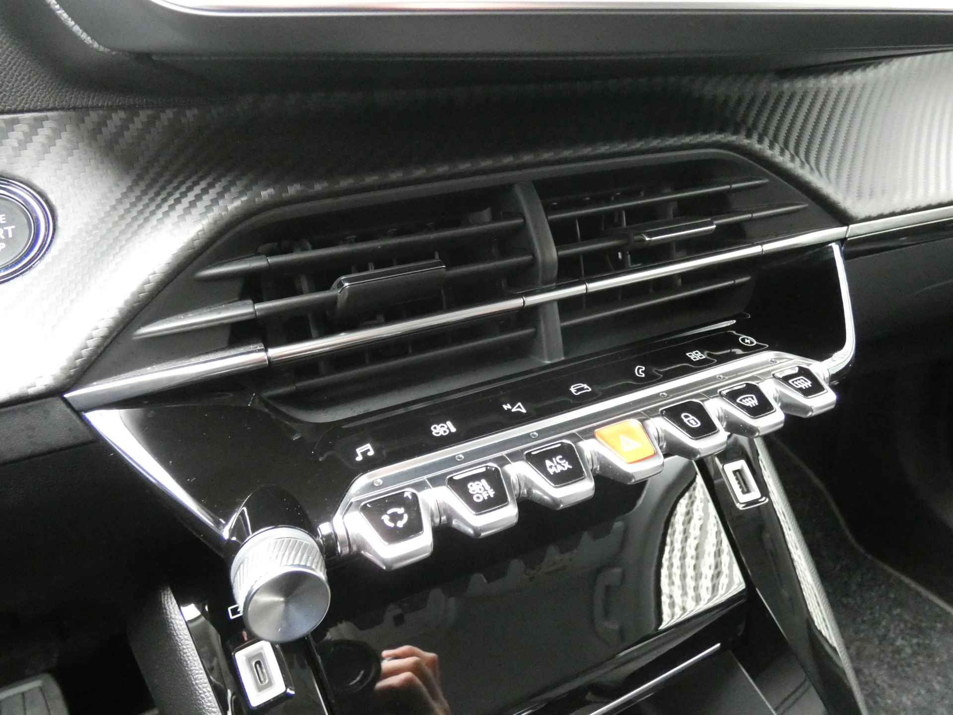 Peugeot e-2008 EV Allure Pack 50 kWh ! Camera | Navigatie | Parkeerhulp ! - 12/37