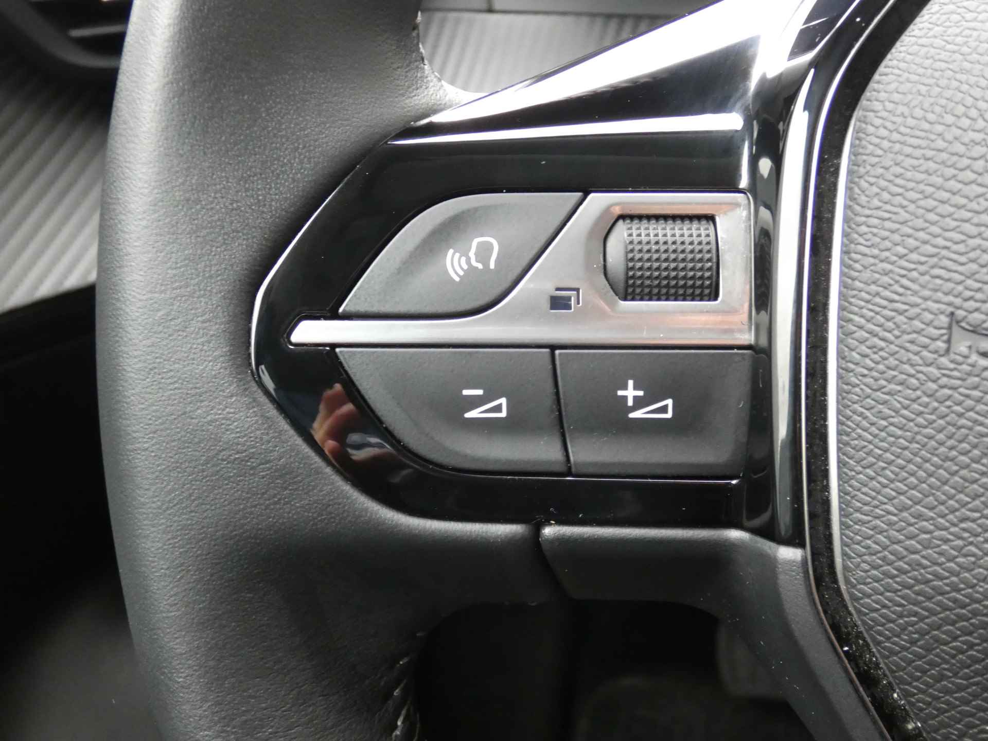 Peugeot e-2008 EV Allure Pack 50 kWh ! Camera | Navigatie | Parkeerhulp ! - 23/37