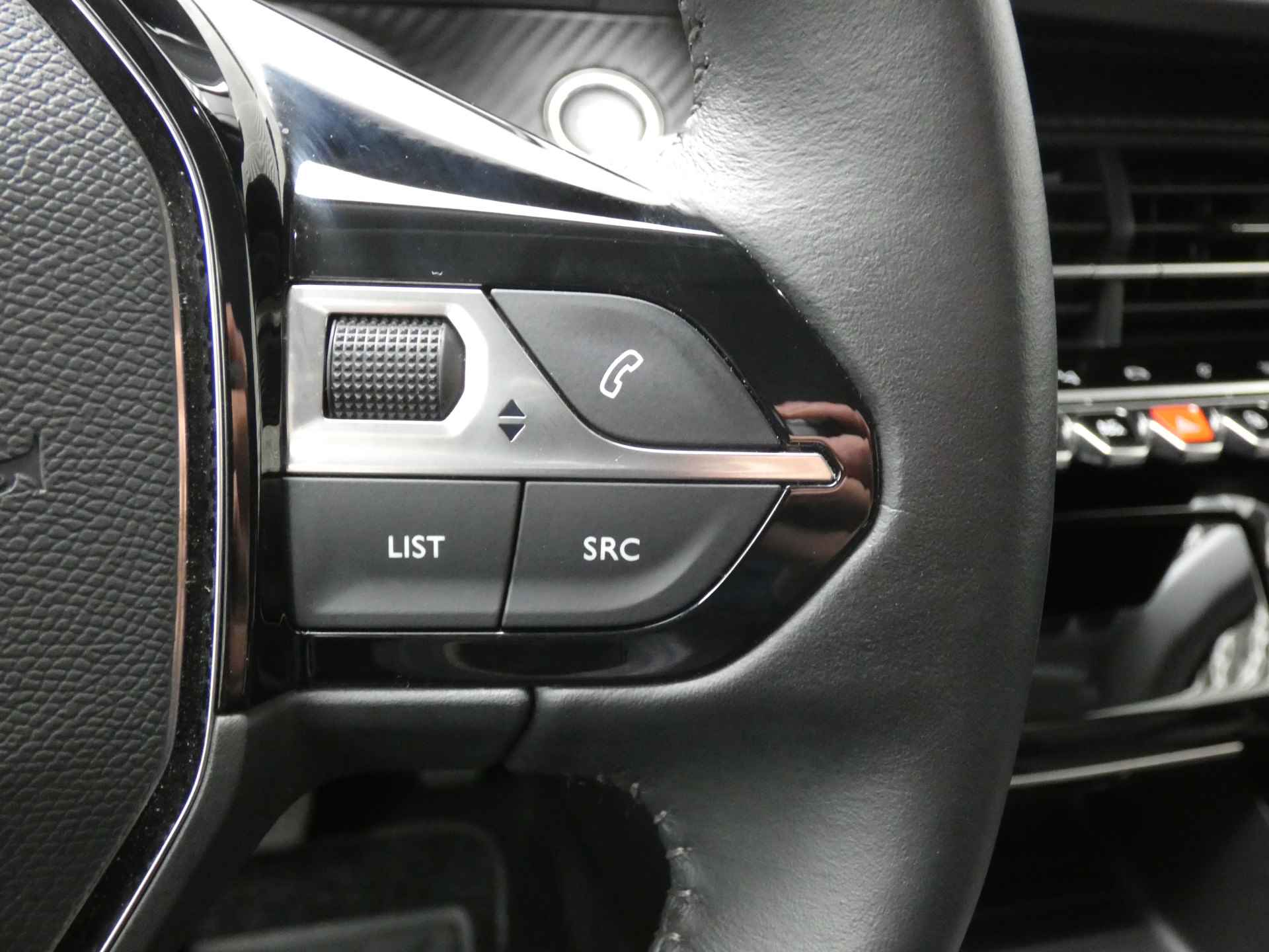 Peugeot e-2008 EV Allure Pack 50 kWh ! Camera | Navigatie | Parkeerhulp ! - 24/37