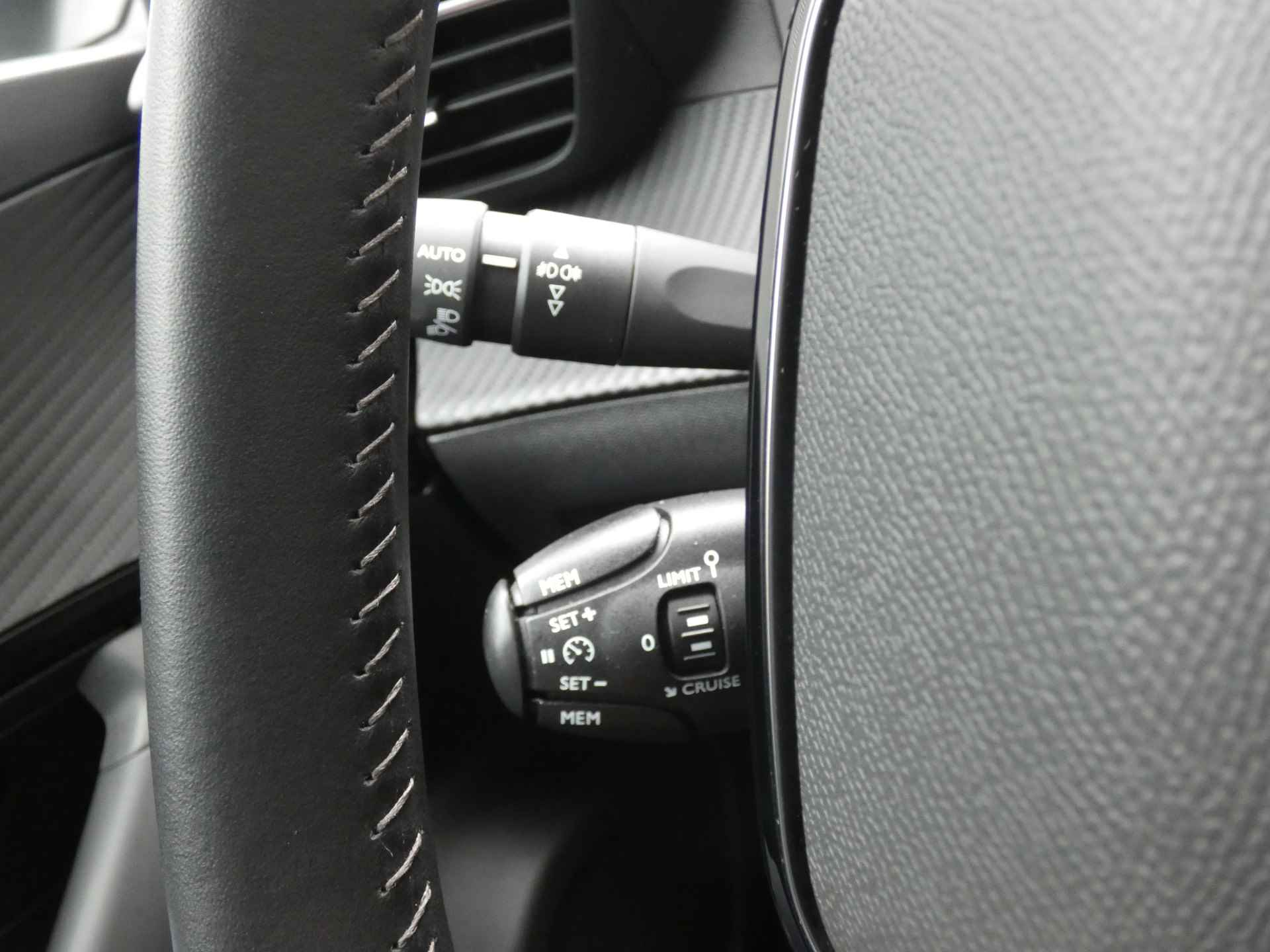 Peugeot e-2008 EV Allure Pack 50 kWh ! Camera | Navigatie | Parkeerhulp ! - 25/37
