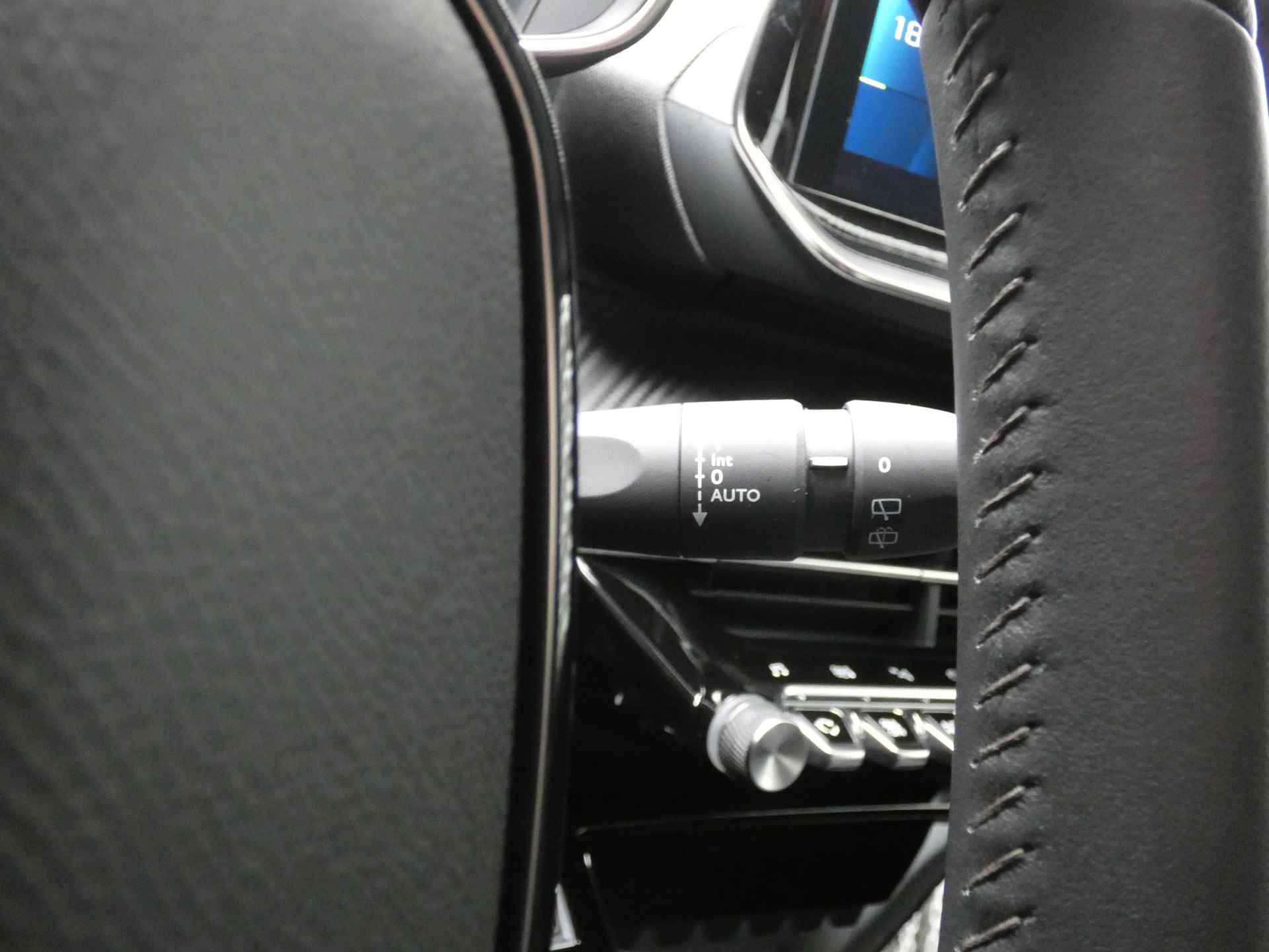 Peugeot e-2008 EV Allure Pack 50 kWh ! Camera | Navigatie | Parkeerhulp ! - 26/37