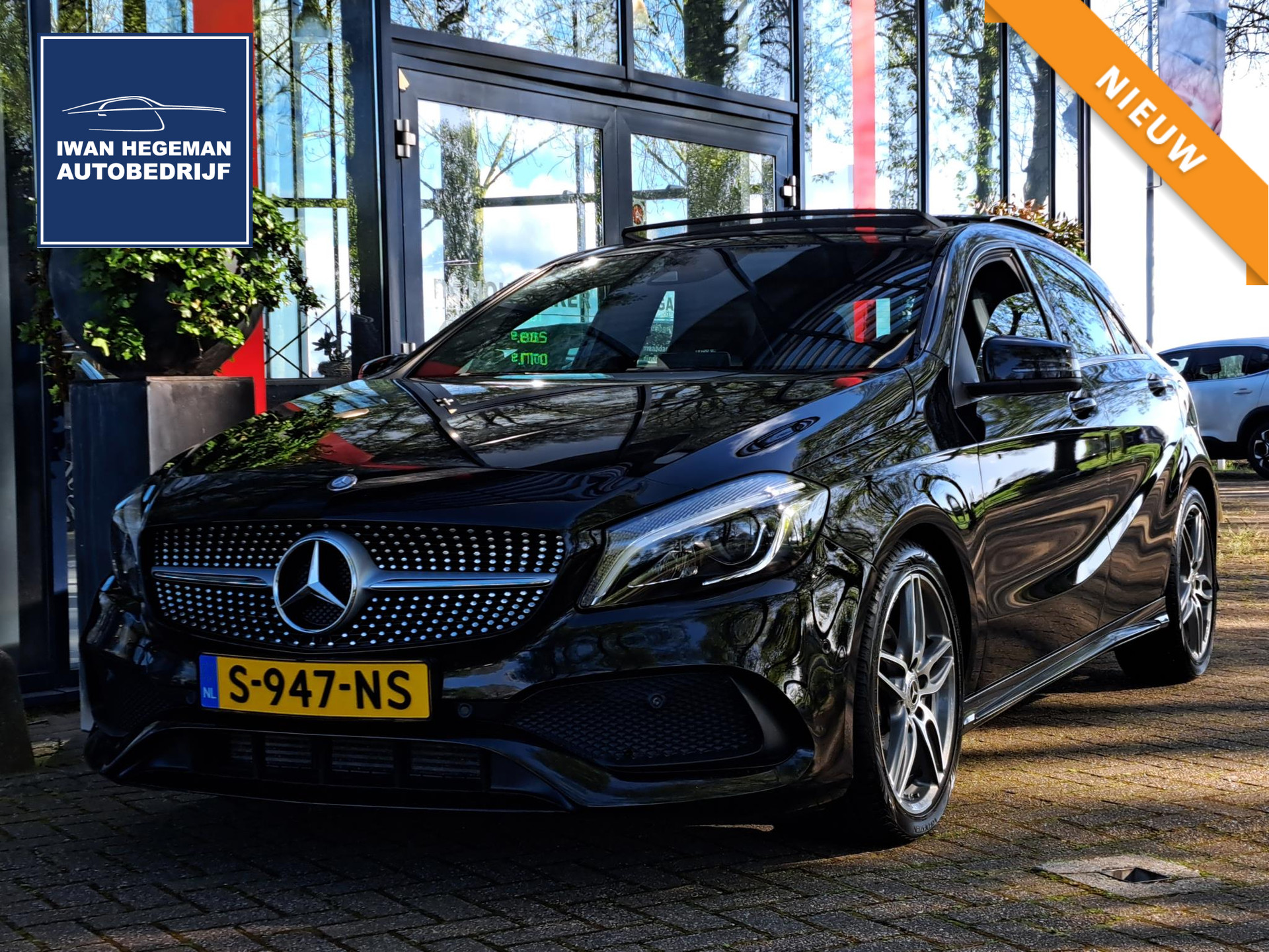 Mercedes-Benz A-klasse 180 AMG Night Edition Plus AUTOMAAT | Panodak | Airco | | Navi | PDC | LM velgen | Cruise Control bij viaBOVAG.nl