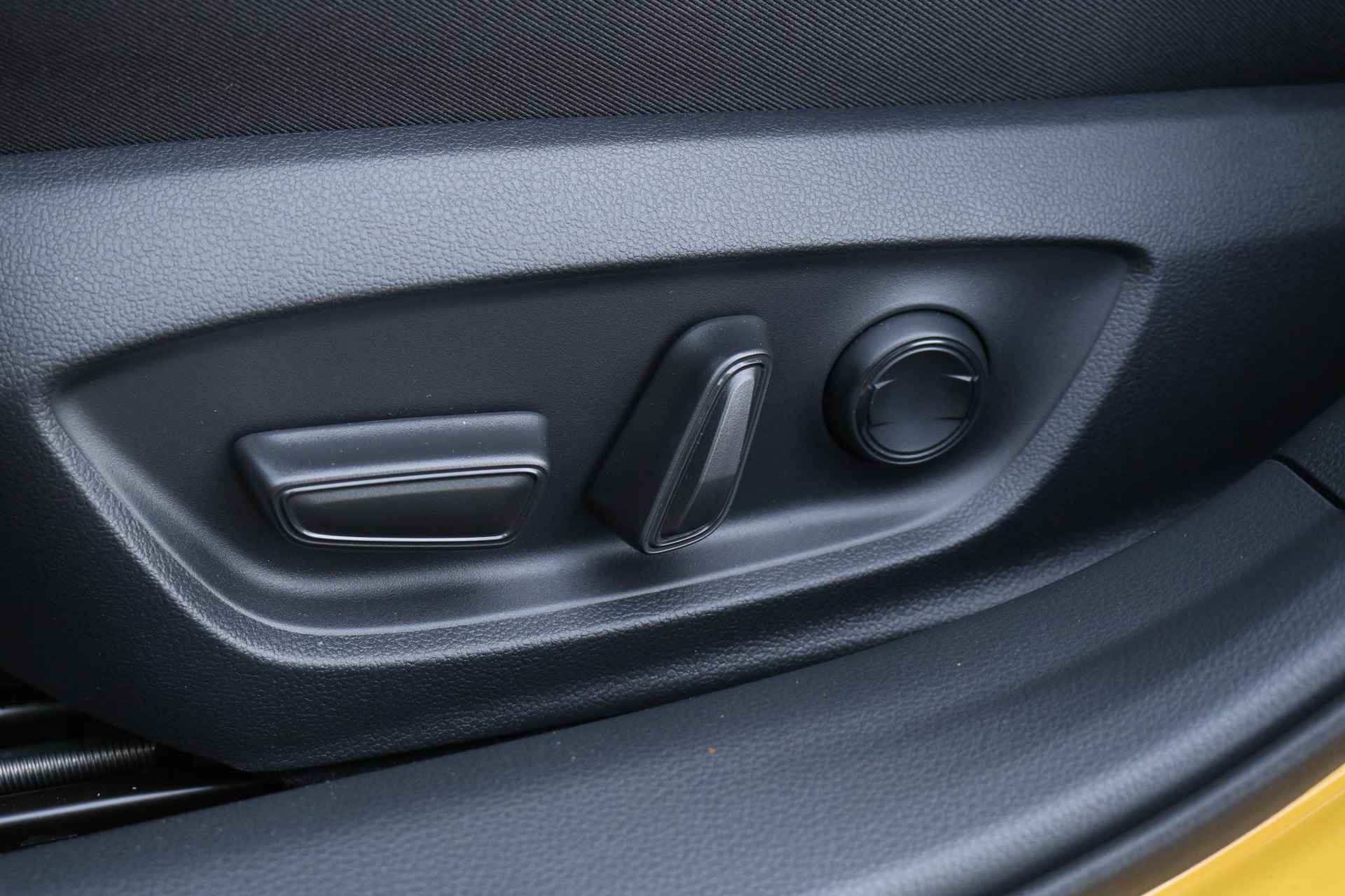 Toyota Prius 2.0 Plug-in Executive, Panorama-dak, NIEUW , Direct leverbaar - 14/50