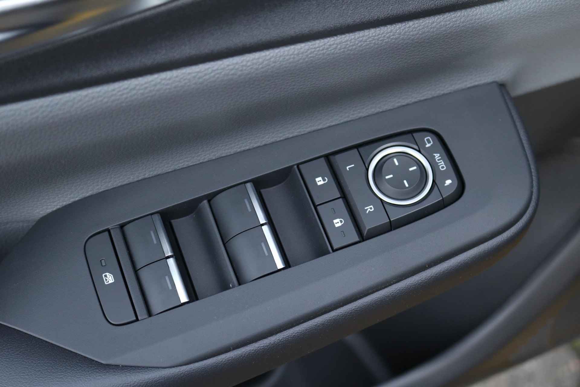 Toyota Prius 2.0 Plug-in Executive, Panorama-dak, NIEUW , Direct leverbaar - 47/50