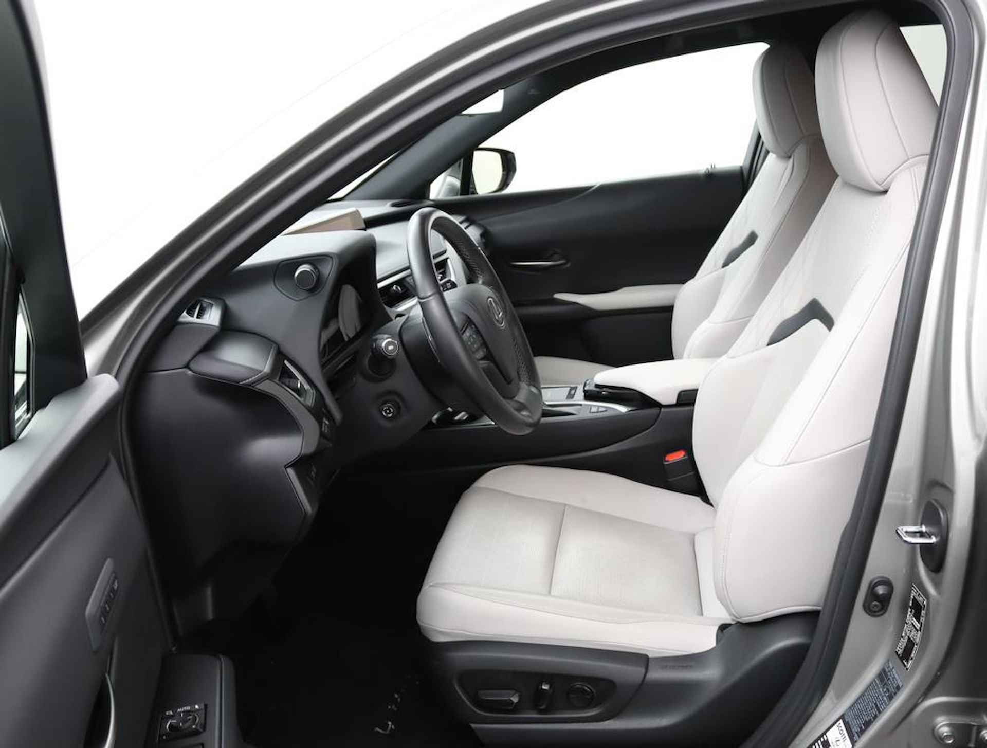Lexus UX 250h Executive Line | Stoelkoeling | Head-Up Display| Elektrisch bedienbare achterklep | - 17/59