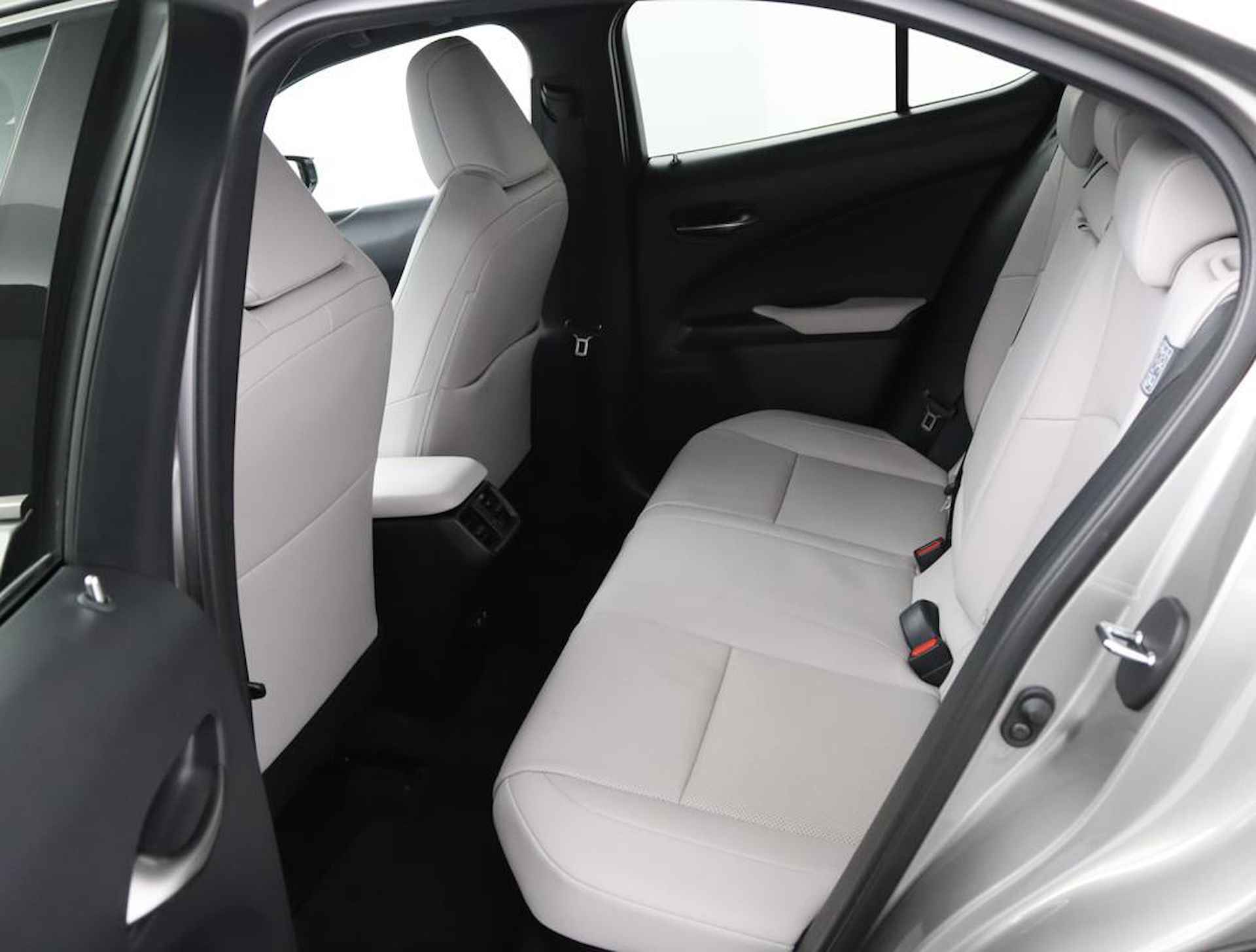 Lexus UX 250h Executive Line | Stoelkoeling | Head-Up Display| Elektrisch bedienbare achterklep | - 18/59