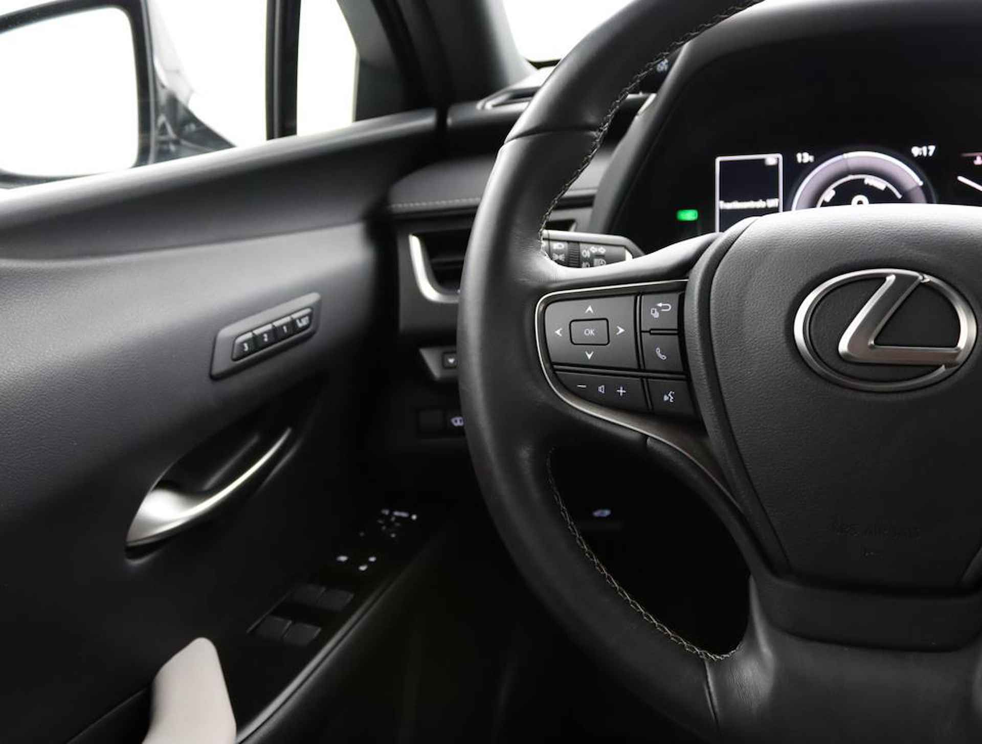Lexus UX 250h Executive Line | Stoelkoeling | Head-Up Display| Elektrisch bedienbare achterklep | - 19/59
