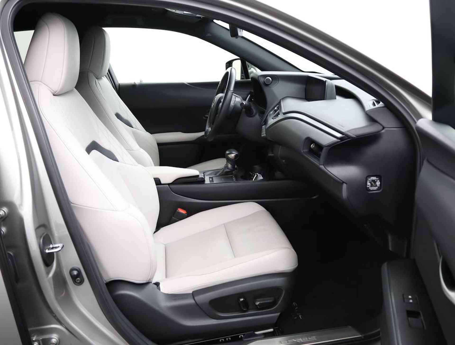 Lexus UX 250h Executive Line | Stoelkoeling | Head-Up Display| Elektrisch bedienbare achterklep | - 22/59