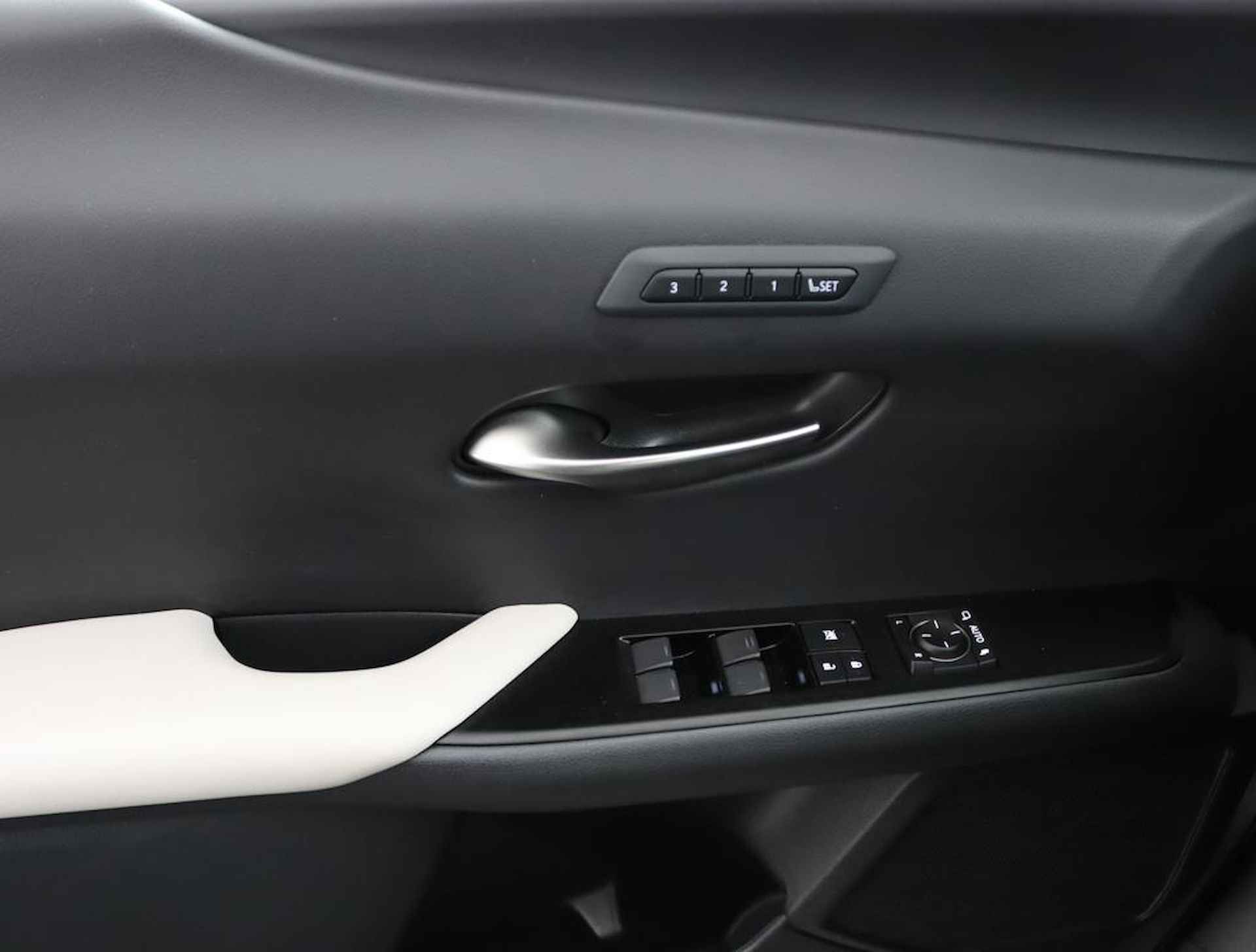 Lexus UX 250h Executive Line | Stoelkoeling | Head-Up Display| Elektrisch bedienbare achterklep | - 28/59