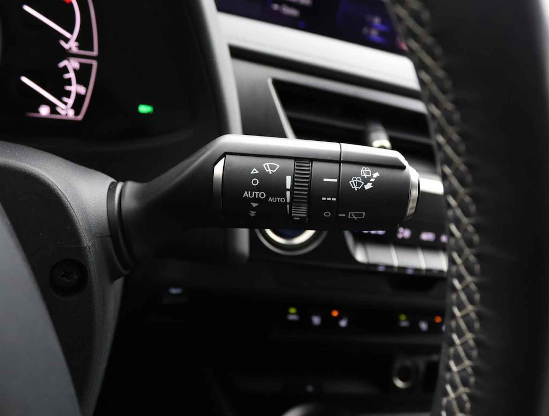 Lexus UX 250h Executive Line | Stoelkoeling | Head-Up Display| Elektrisch bedienbare achterklep | - 31/59