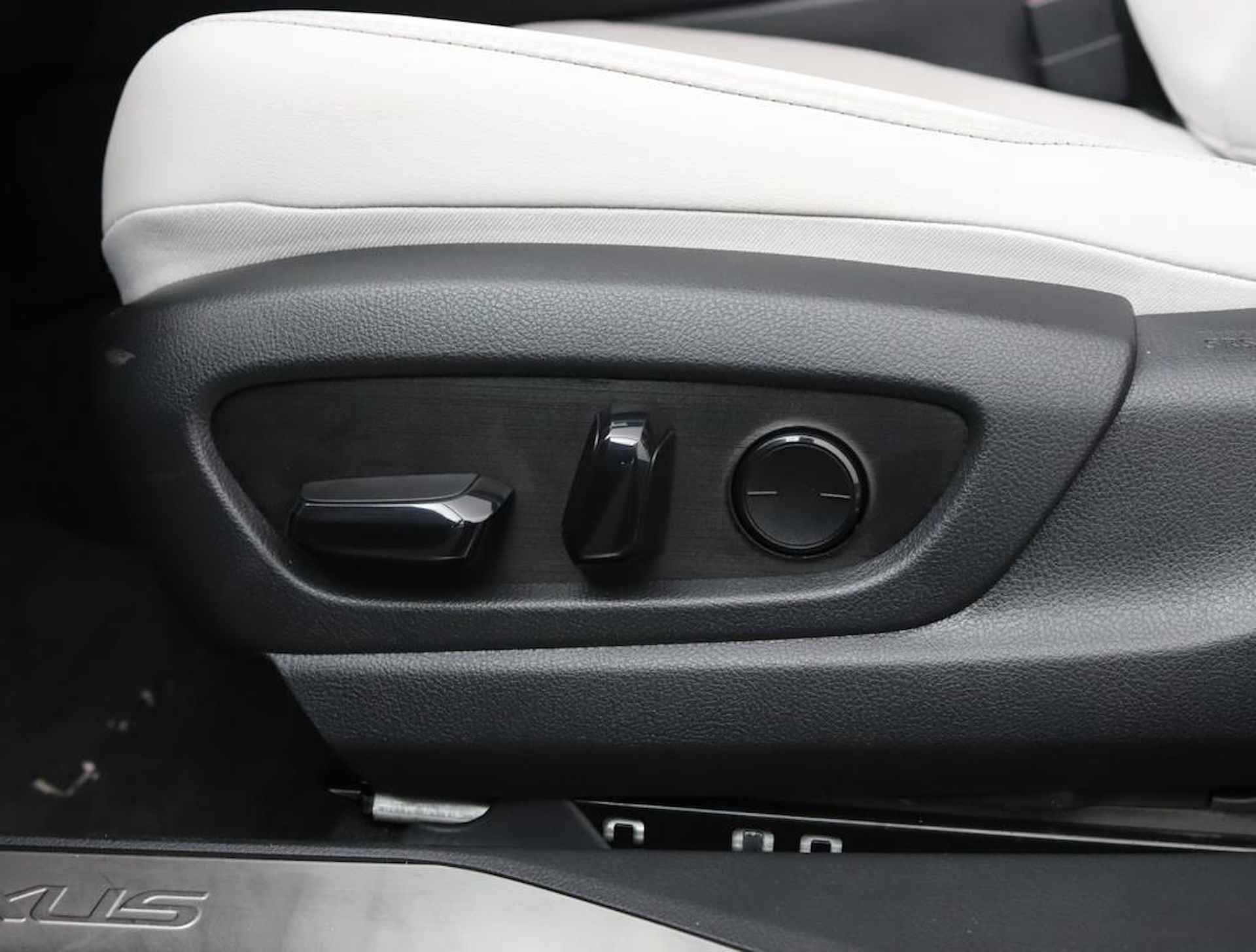 Lexus UX 250h Executive Line | Stoelkoeling | Head-Up Display| Elektrisch bedienbare achterklep | - 42/59