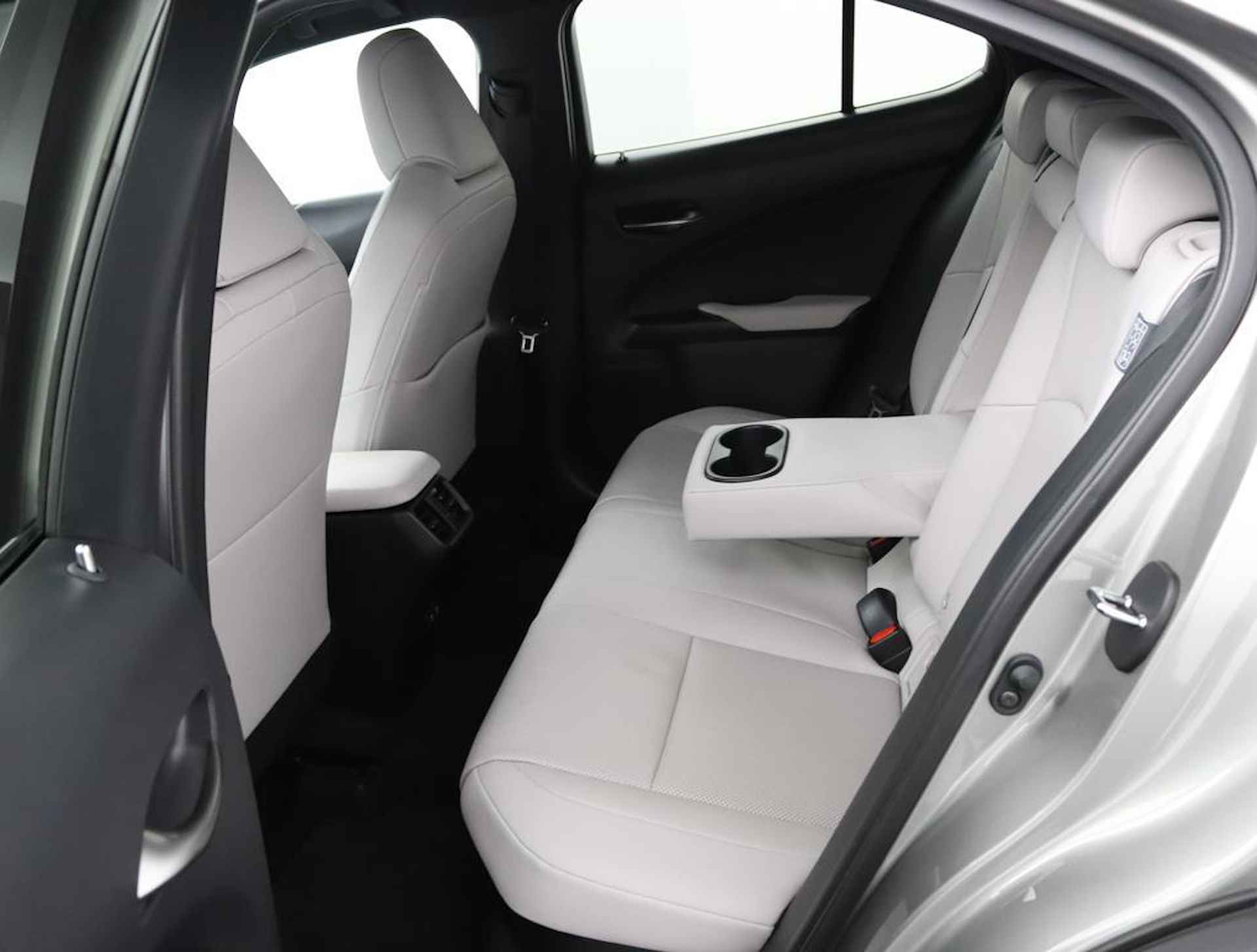 Lexus UX 250h Executive Line | Stoelkoeling | Head-Up Display| Elektrisch bedienbare achterklep | - 43/59