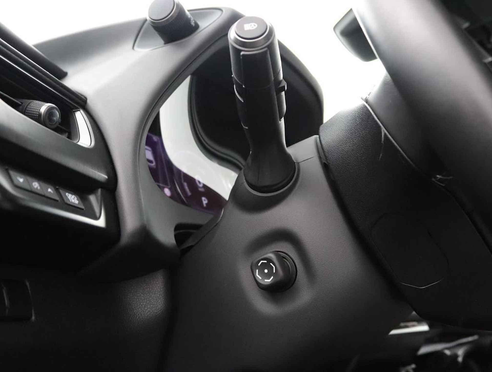 Lexus UX 250h Executive Line | Stoelkoeling | Head-Up Display| Elektrisch bedienbare achterklep | - 50/59