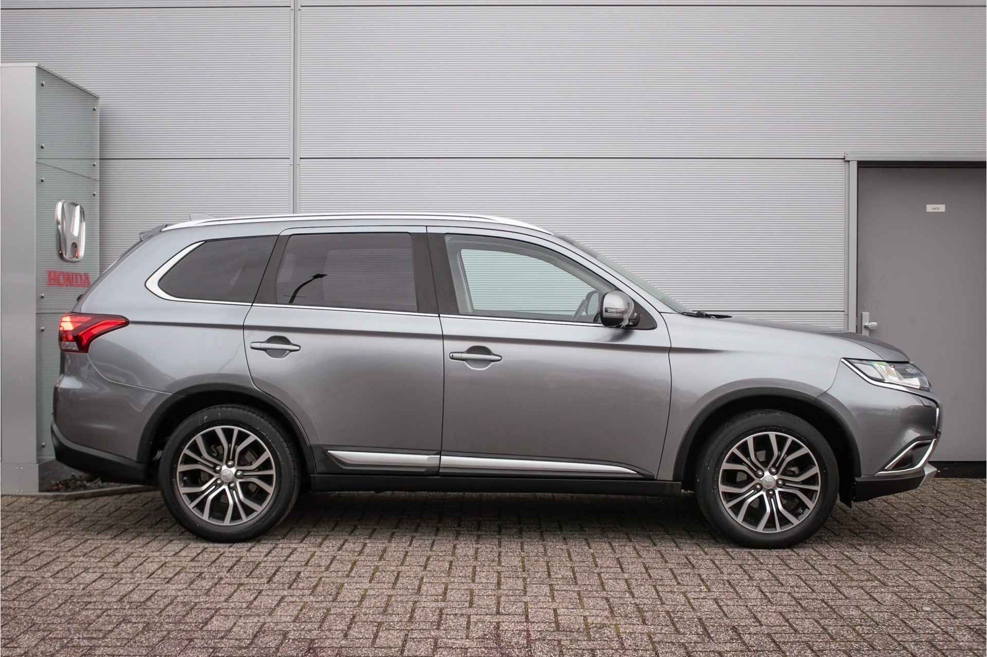 Mitsubishi Outlander 2.0 Connect Pro automaat All-in rijklaarprijs | Dealer onderh. | Trekhaak | Nav | Leer | Cam - 2/41