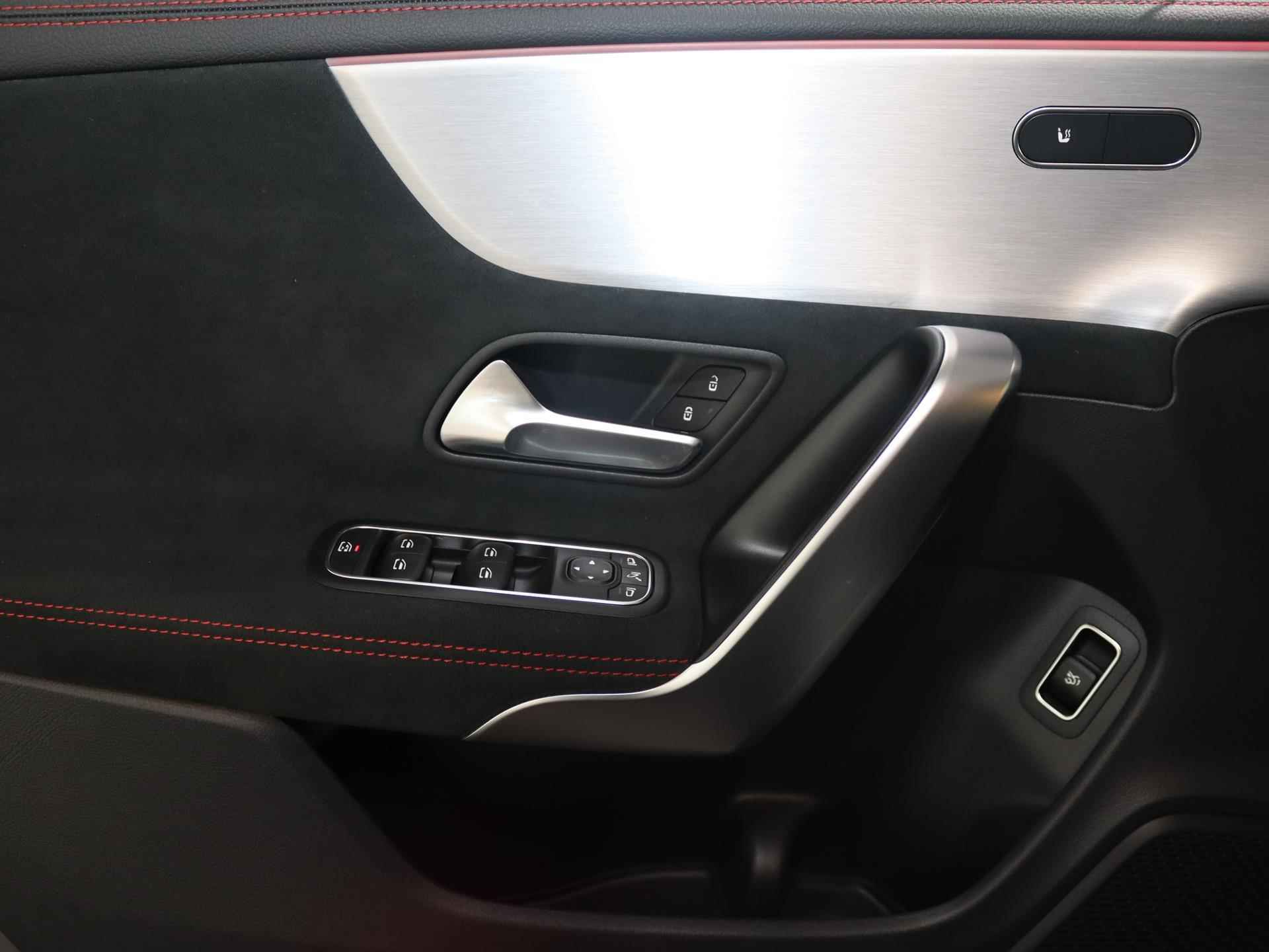 Mercedes-Benz CLA-klasse 180 Business Solution AMG | Panorama-schuifdak | Sfeerverlichting | KEYLESS GO | Stoelverwarming | Achteruitrijcamera - 15/25