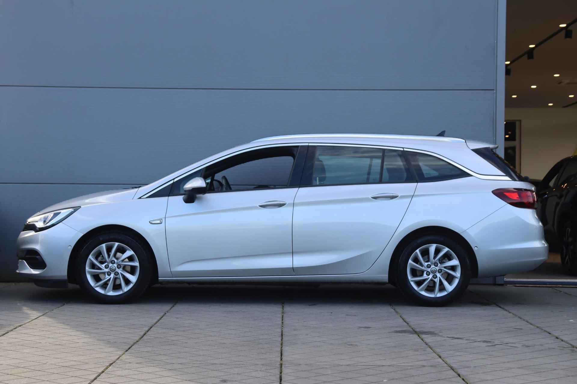 Opel Astra Sports Tourer 1.2 Elegance Navigatie / Stoelverwarming / Afneembare Trekhaak / Climate Control / Bose - 2/49