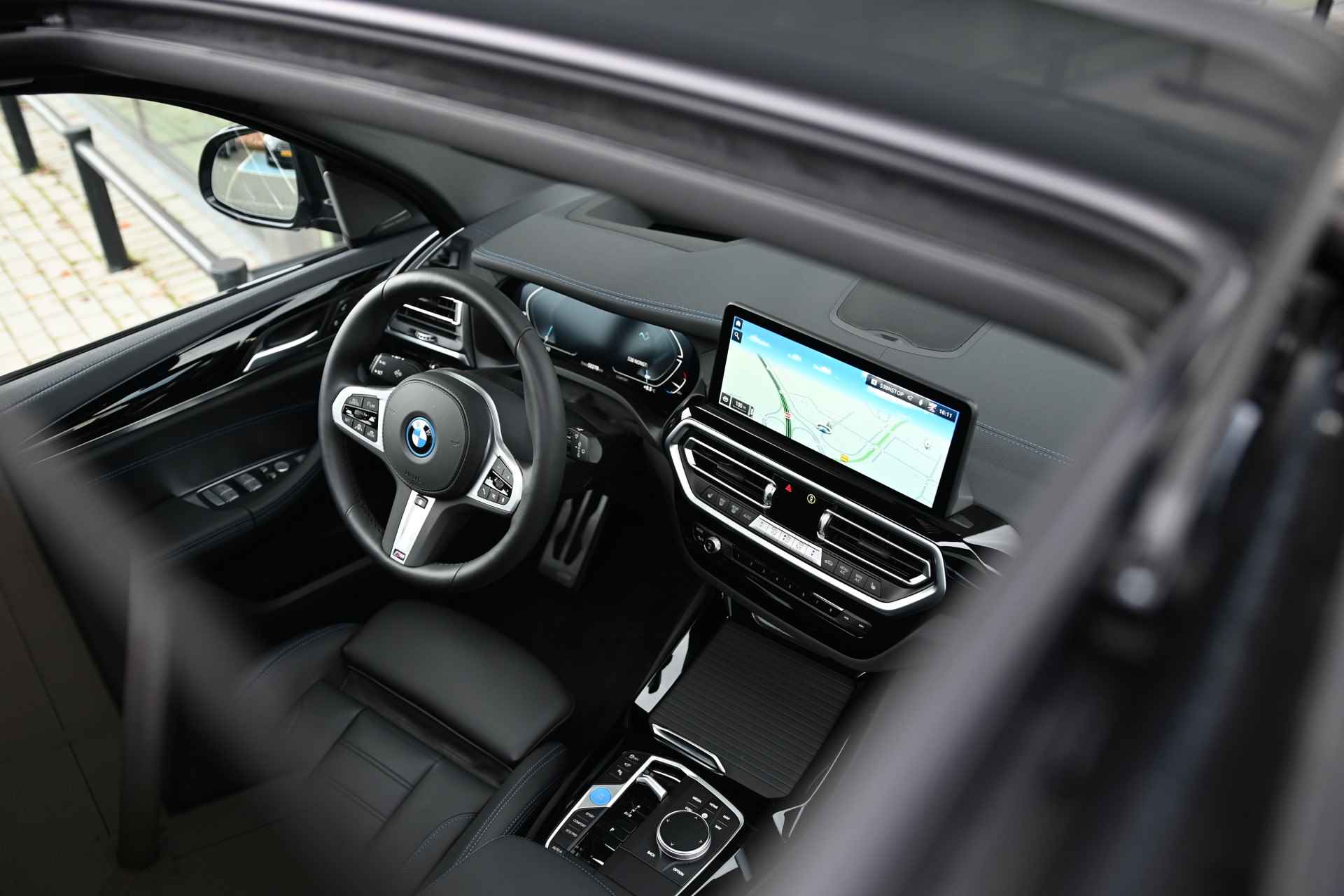 BMW iX3 High Executive / Trekhaak / Sportstoelen / Stoelverwarming / Adaptieve LED / Head-Up / Driving Assistant Professional / Harman Kardon - 9/38