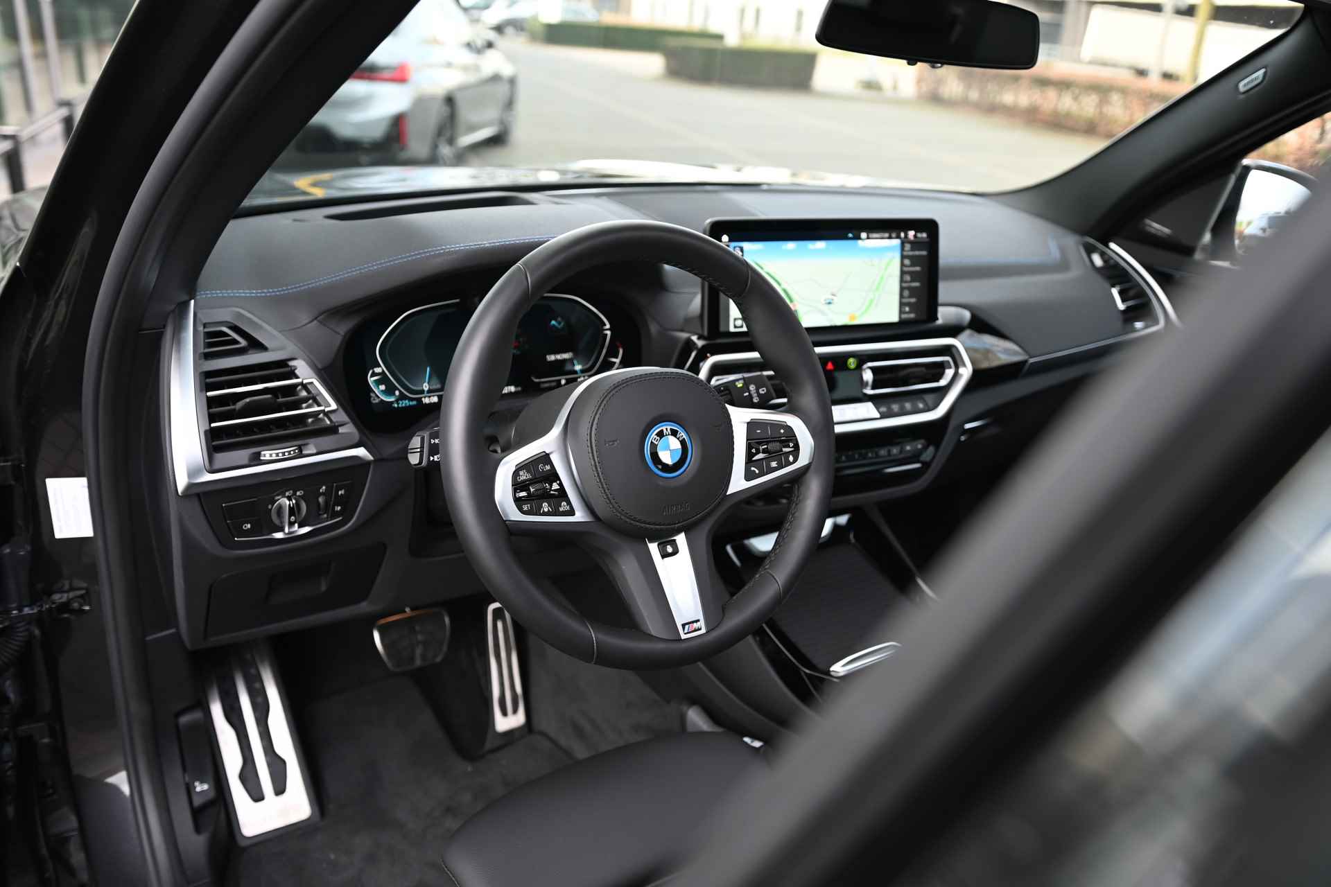 BMW iX3 High Executive / Trekhaak / Sportstoelen / Stoelverwarming / Adaptieve LED / Head-Up / Driving Assistant Professional / Harman Kardon - 33/38