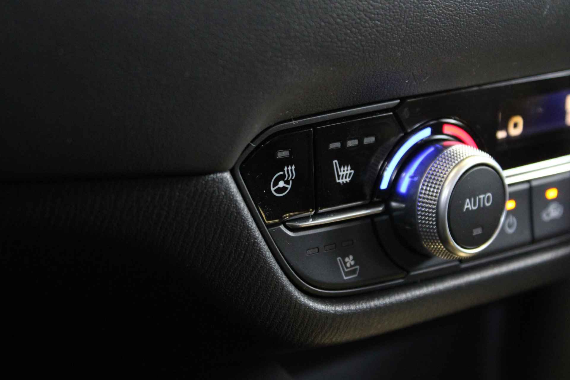 Mazda 6 Sportbreak 2.0 SkyActiv-G 165 Business Automaat! | | Xenon verlichting | Trekhaak | Lederen bekleding | Stoelverwarming | Stoel Ventilatie voor | - 26/42