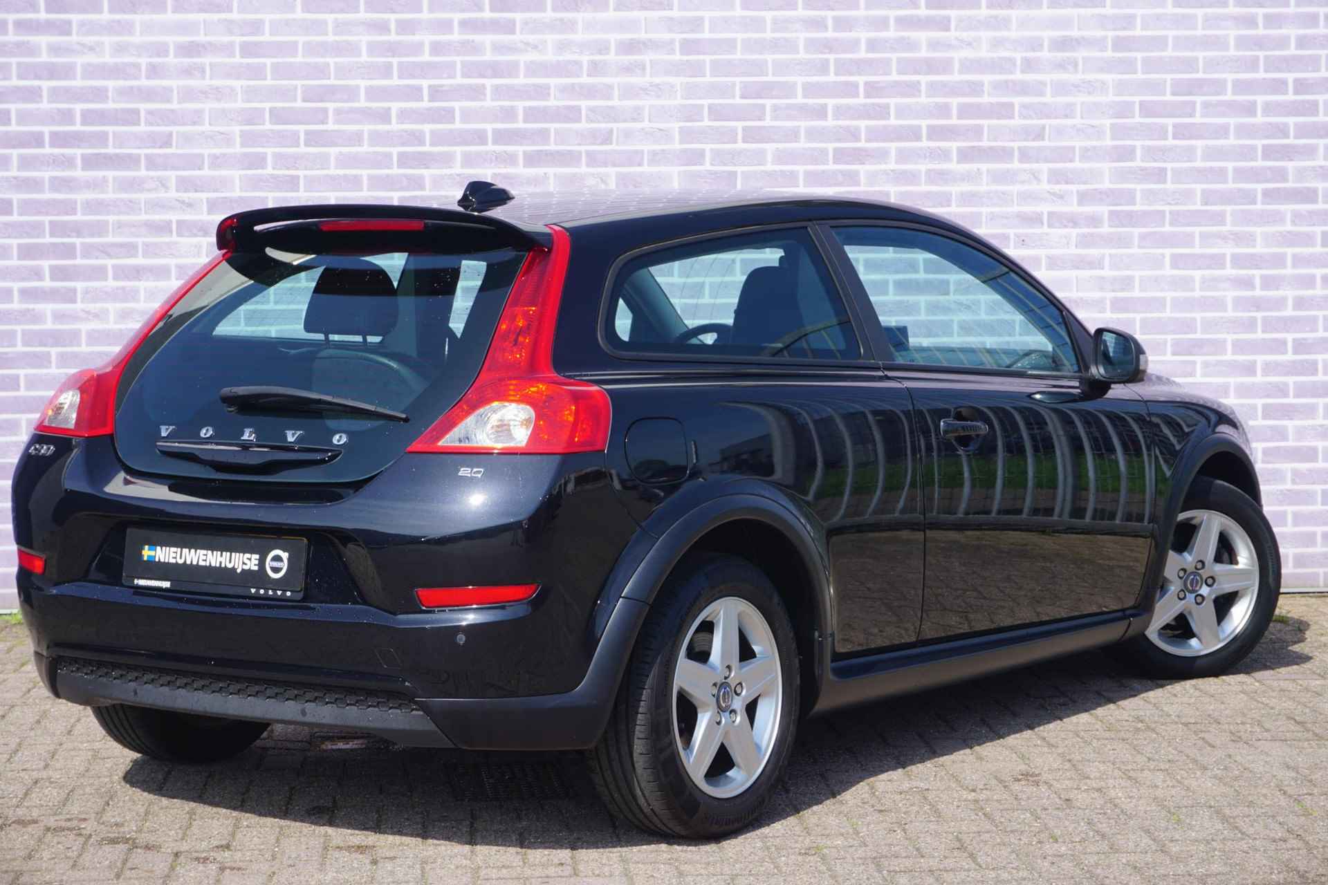 Volvo C30 2.0 Momentum | Leder | High Performance audio | Navigatie | Bluetooth | parkeer sensoren | spoiler | - 4/23