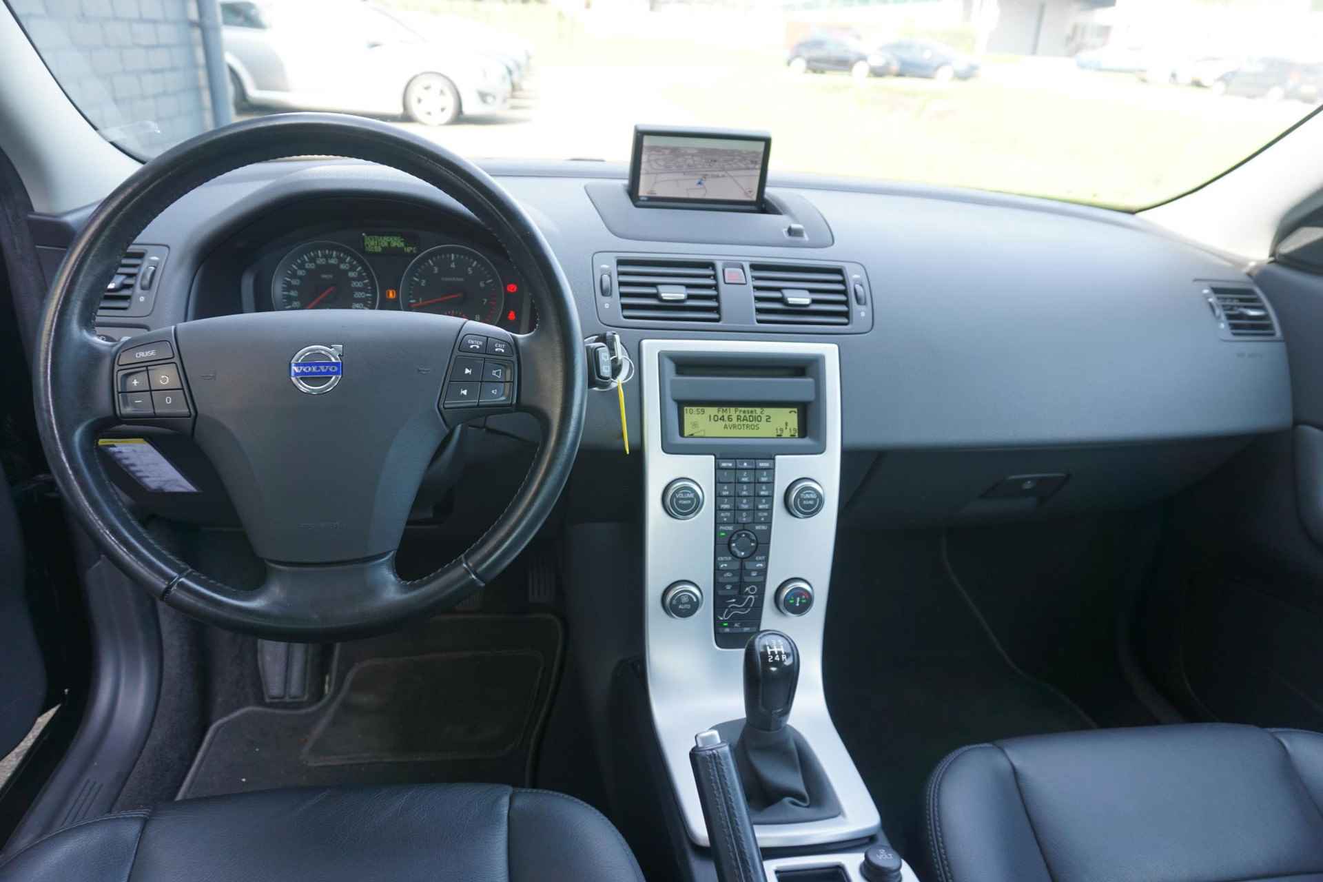 Volvo C30 2.0 Momentum | Leder | High Performance audio | Navigatie | Bluetooth | parkeer sensoren | spoiler | - 5/23