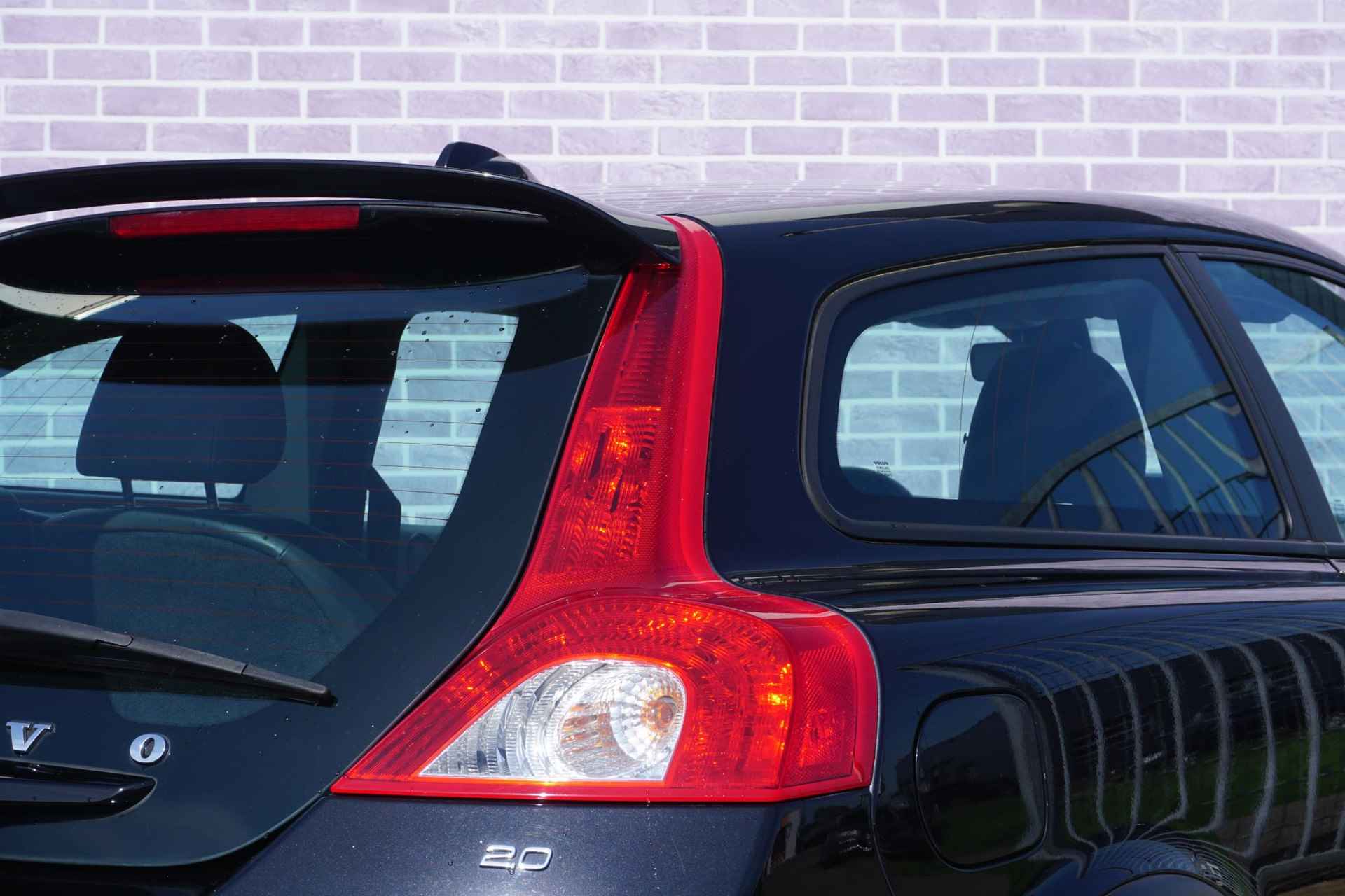 Volvo C30 2.0 Momentum | Leder | High Performance audio | Navigatie | Bluetooth | parkeer sensoren | spoiler | - 10/23