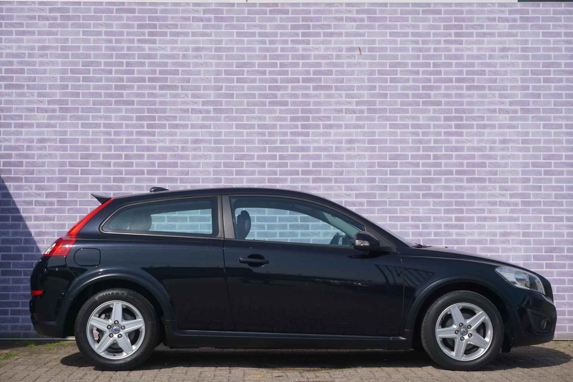 Volvo C30 2.0 Momentum | Leder | High Performance audio | Navigatie | Bluetooth | parkeer sensoren | spoiler | - 14/23