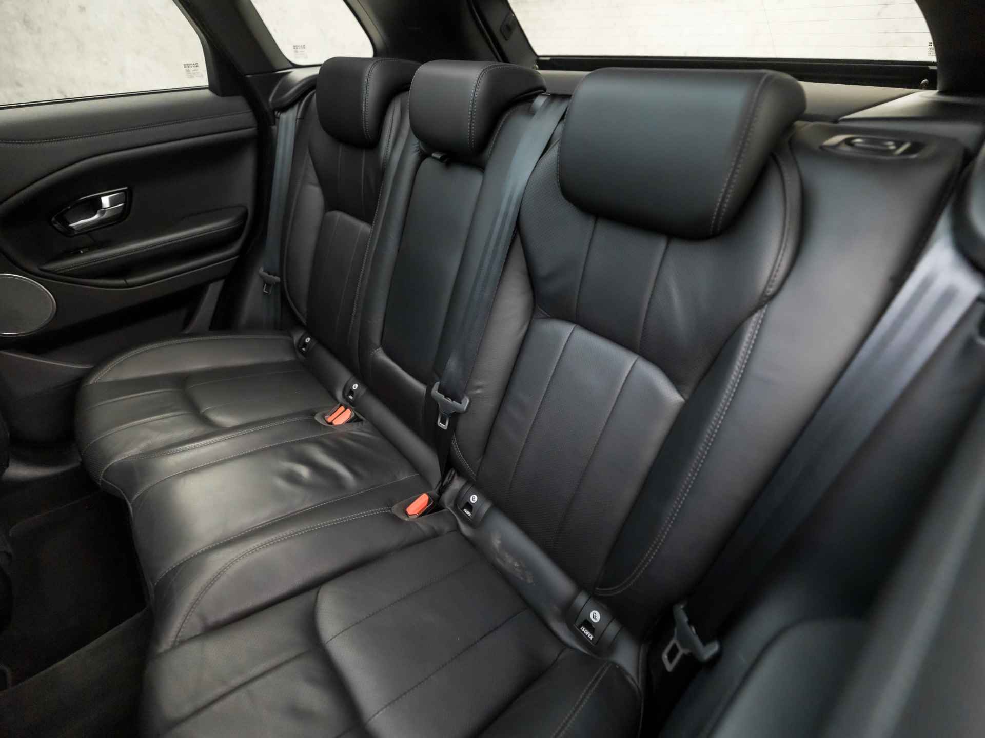 Land Rover Range Rover Evoque 2.0 Si4 HSE Dynamic Black Edition 241Pk Automaat (PANORAMADAK, GROOT NAVI, MERIDIAN AUDIO, STUUR/STOELVERWARMING, GETINT GLAS, ELEK SPORTSTOELEN, CAMERA, ELEK ACHTERKLEP, TREKHAAK, NIEUWSTAAT) - 16/43