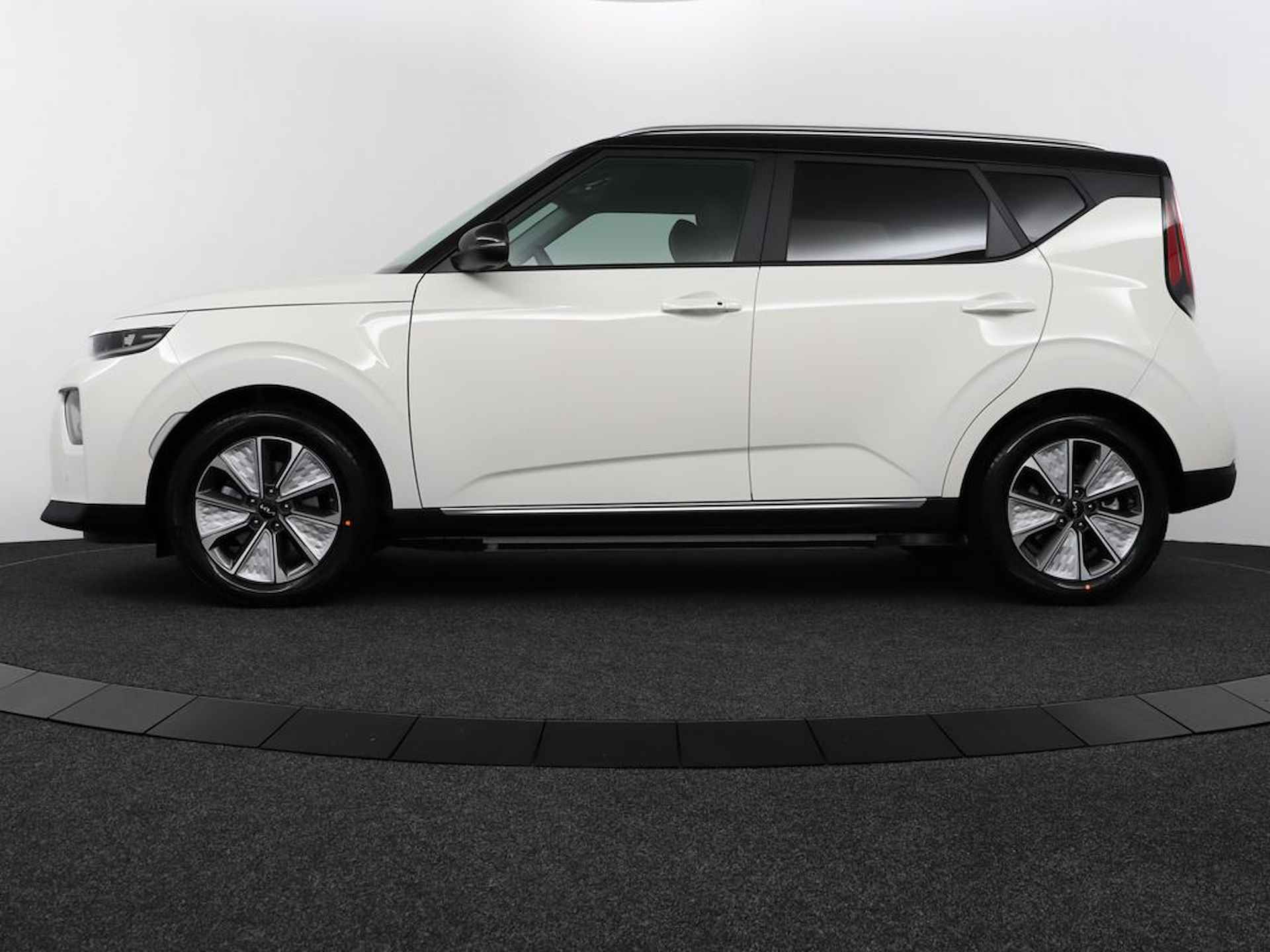 Kia e-Soul DynamicPlusLine 64 kWh * €2000 Subsidie beschikbaar * - Adaptive Cruise Control - Climate Control - Navigatie - Stoel-/Stuurverwarming - Apple Carplay-/Android Auto - Fabrieksgarantie tot 02-2031 - 4/60