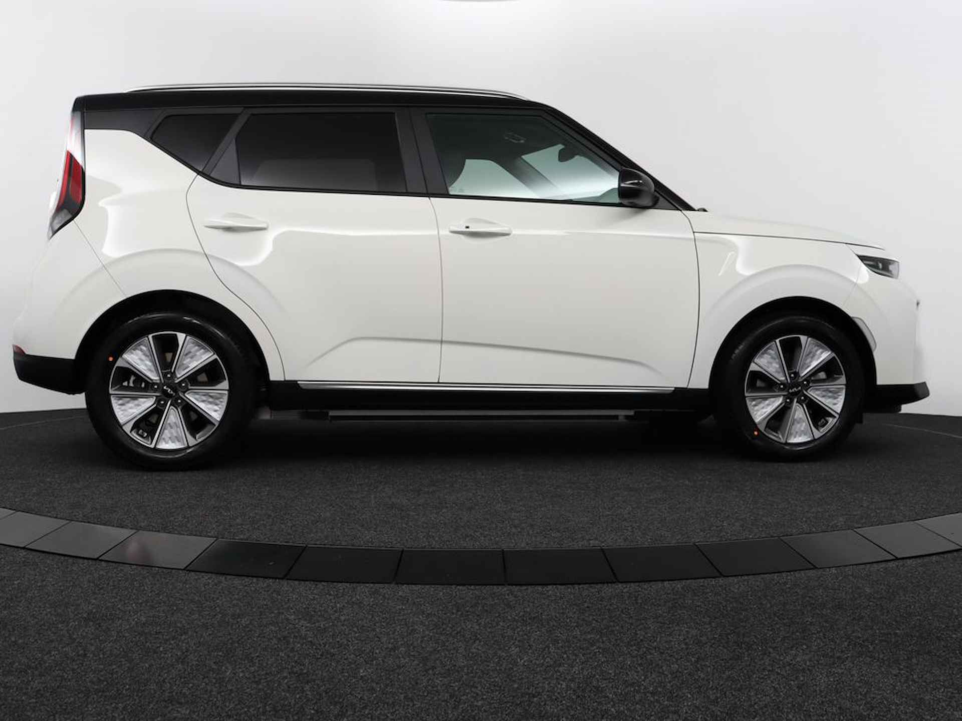 Kia e-Soul DynamicPlusLine 64 kWh * €2000 Subsidie beschikbaar * - Adaptive Cruise Control - Climate Control - Navigatie - Stoel-/Stuurverwarming - Apple Carplay-/Android Auto - Fabrieksgarantie tot 02-2031 - 10/60