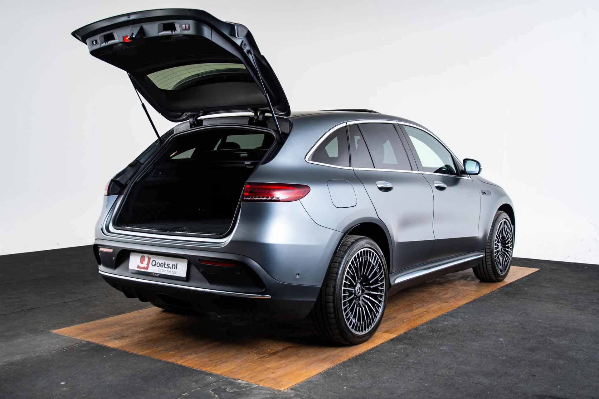 Mercedes-Benz EQC 400 4MATIC Premium Plus 80 kWh AMG Line Interieur/Exterieur - Trekhaak - Schuifdak - Memorystoelen -  Burmester - 21 inch - Head Up - Rijassistentiepakket - Verkeersbordenassistent - 12/73