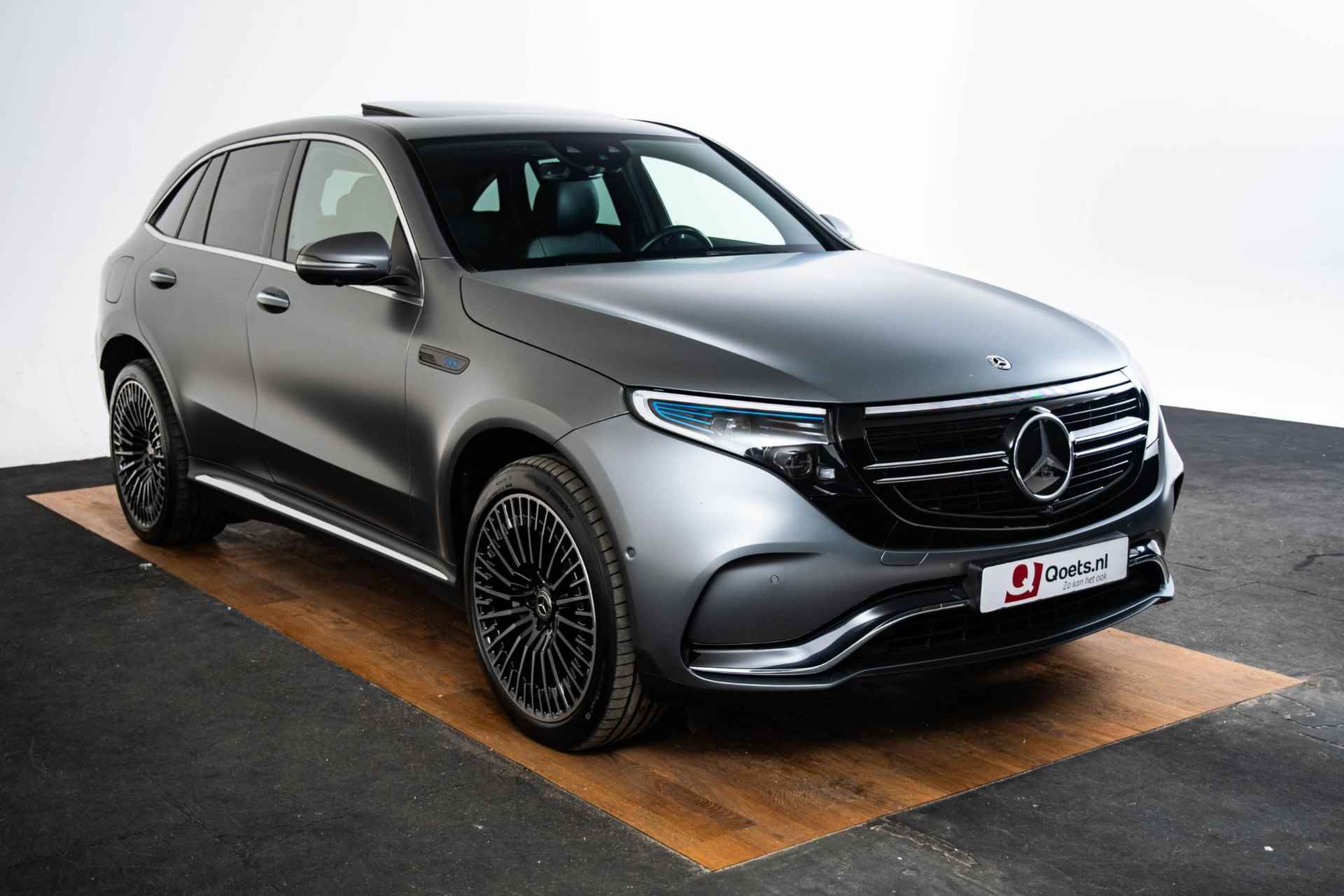 Mercedes-Benz EQC 400 4MATIC Premium Plus 80 kWh AMG Line Interieur/Exterieur - Trekhaak - Schuifdak - Memorystoelen -  Burmester - 21 inch - Head Up - Rijassistentiepakket - Verkeersbordenassistent - 62/73